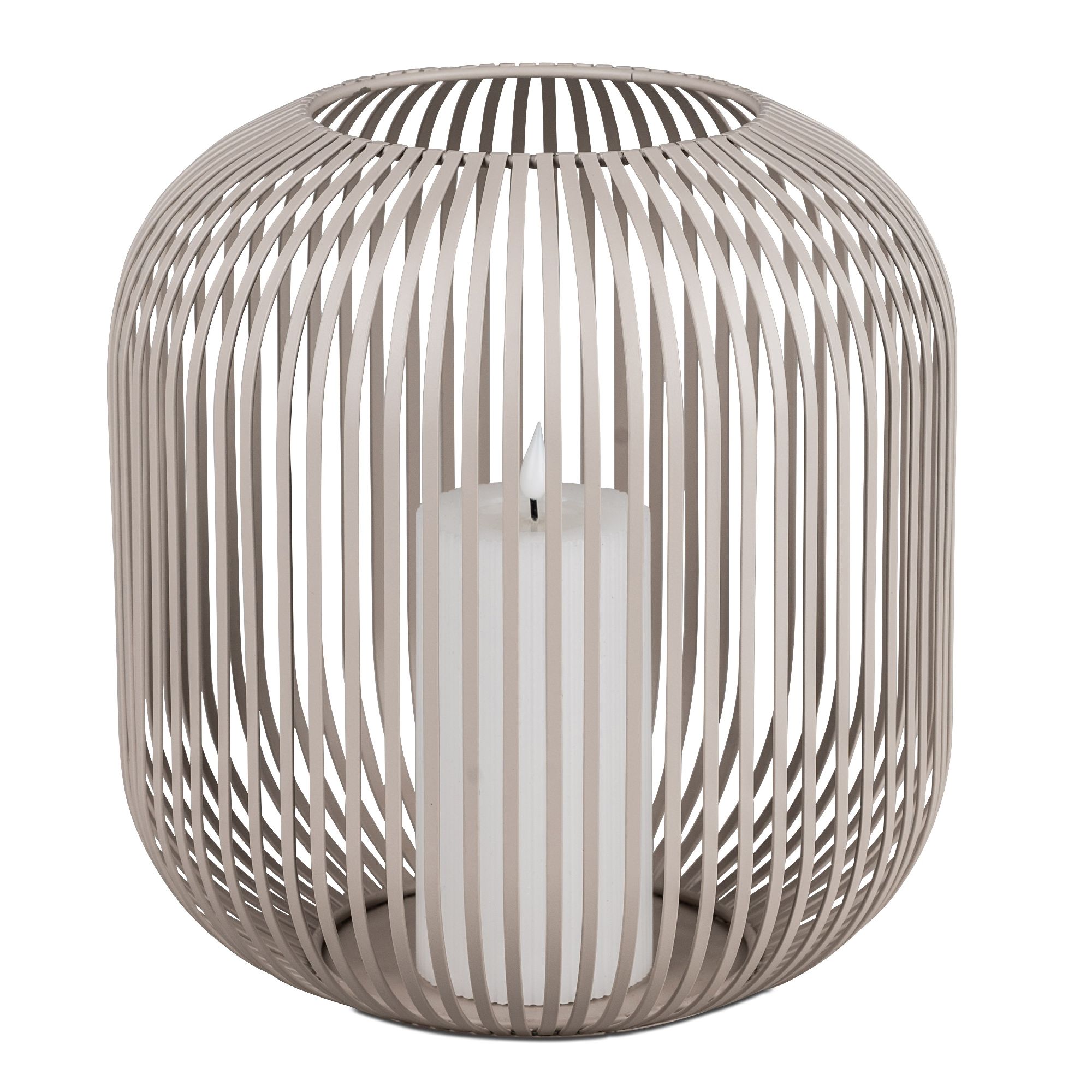 Ein runder Kerzenhalter aus dünnen, vertikalen Streben in Beige mit einer weißen Kerze im Inneren.
