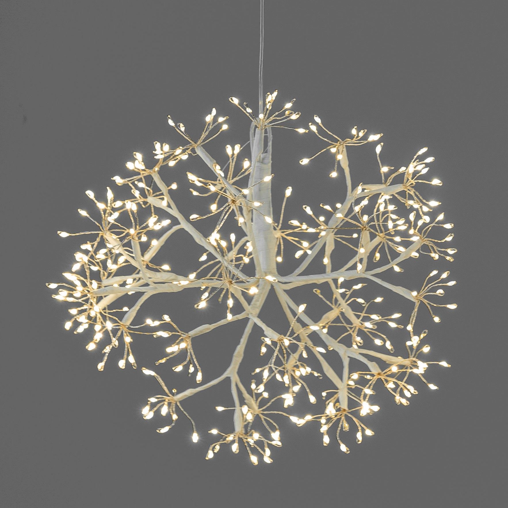 Hängende Lampe in Form eines Schneekristalls mit vielen kleinen Lichtern