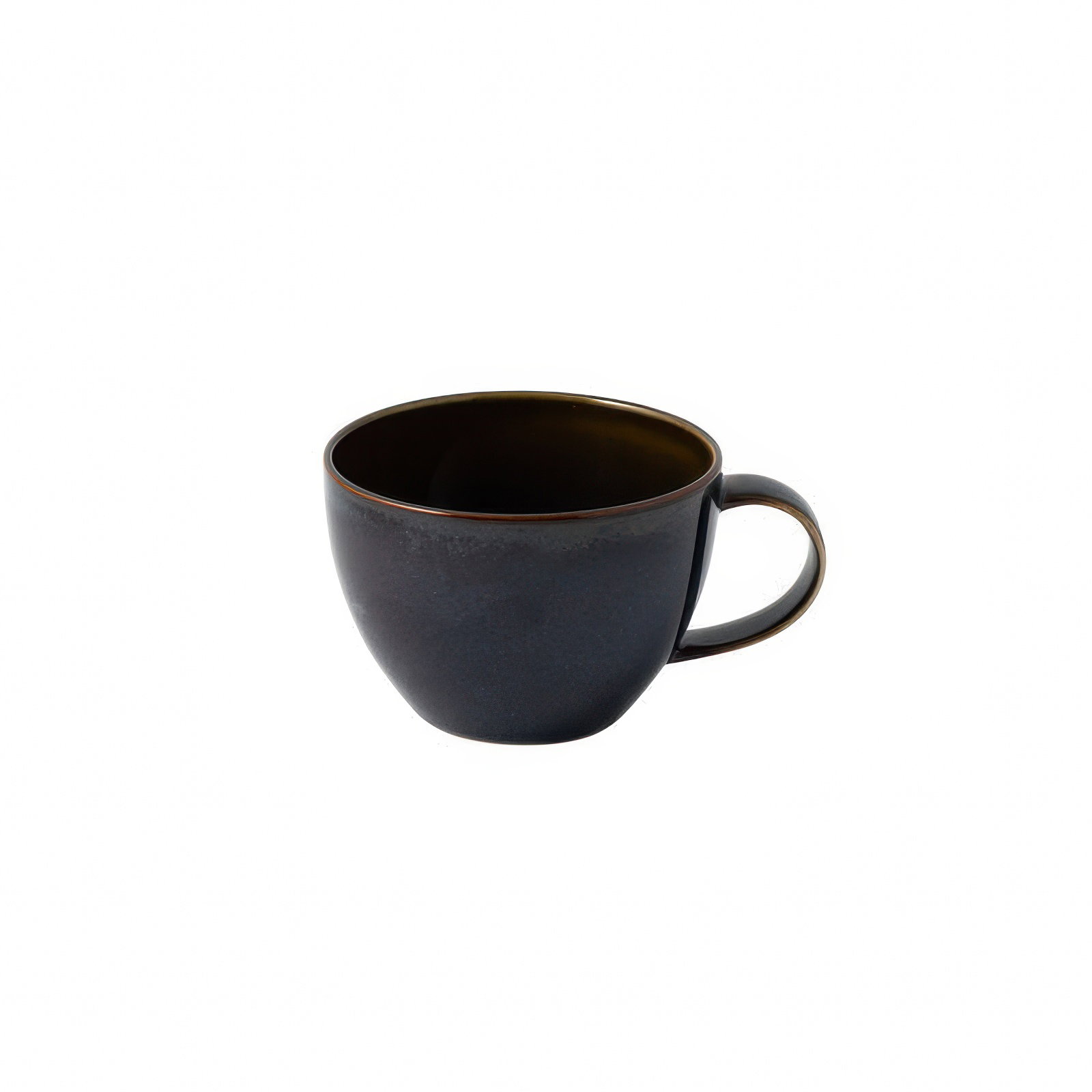 Schwarze Keramiktasse mit rundem Körper und einem Henkel, auf weißem Hintergrund. Innen ist die Tasse braun.