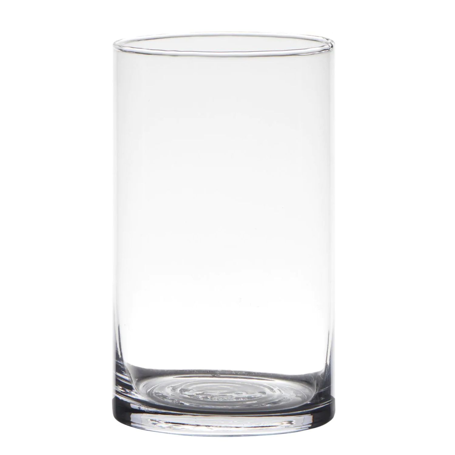 Ein transparenter, zylindrischer Glasbecher steht auf einer reflektierenden Oberfläche.