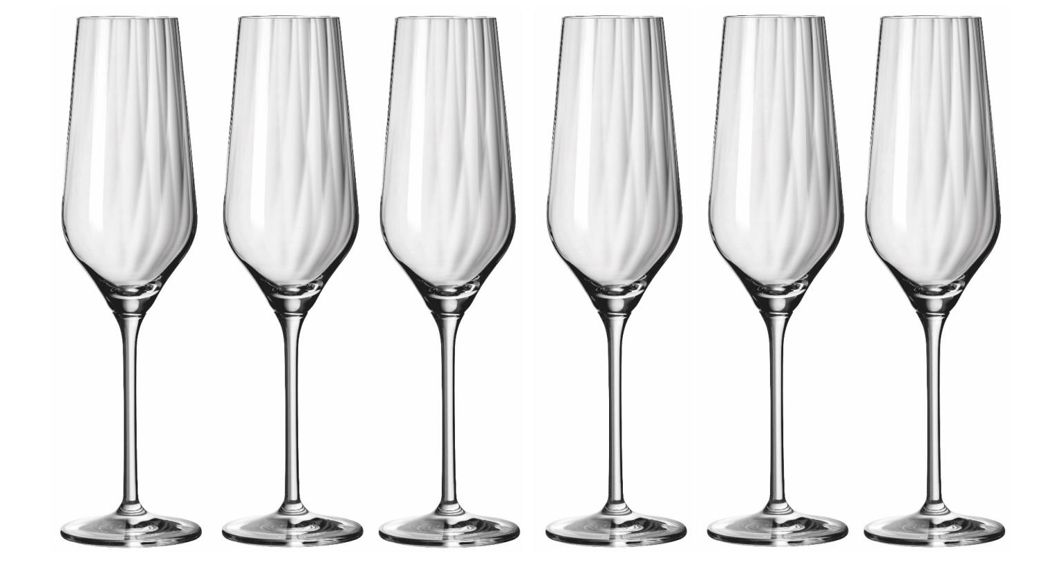 Sechs elegante Sektgläser aus Glas, aufrecht stehend, mit schlankem Stiel und breiterem Fuß. Transparent und ohne Inhalt.