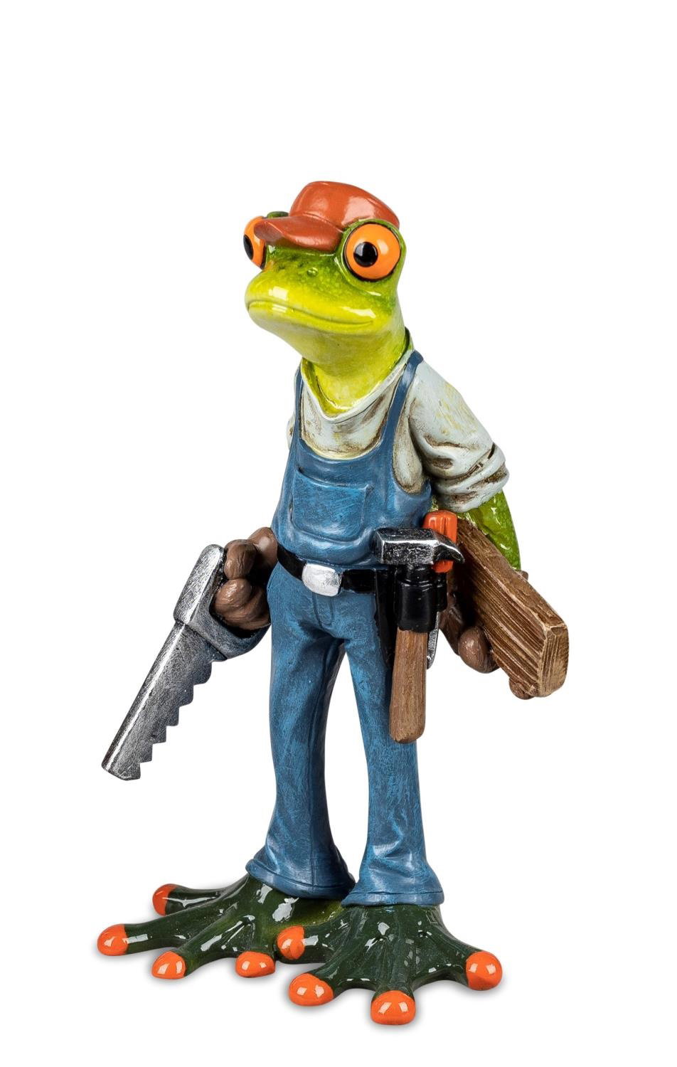 Eine grüne Froschfigur trägt eine blaue Latzhose, ein weißes Shirt und eine rote Mütze. In den Händen hält sie Werkzeuge und Holz.