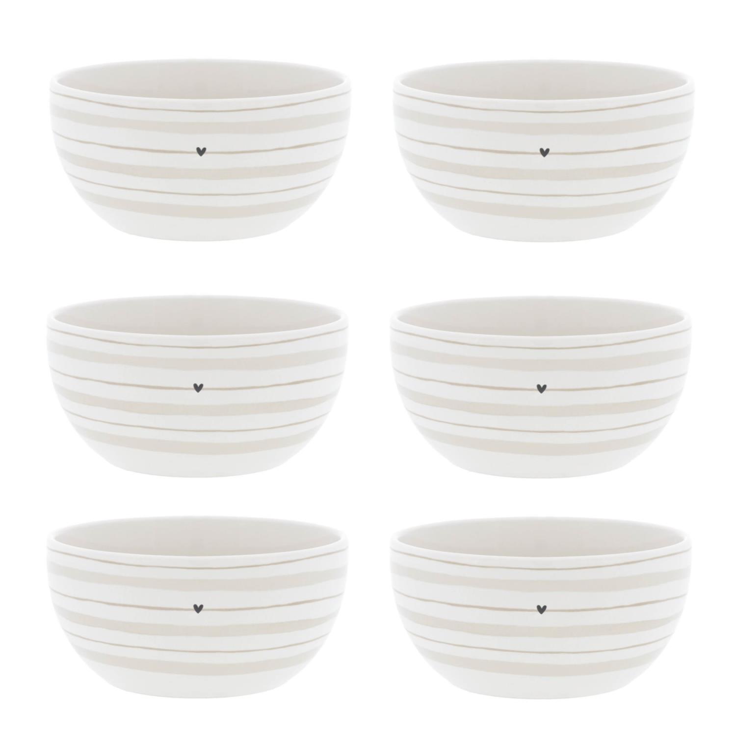 Sechs Schalen in hellem Design mit horizontalen Streifen und einem kleinen Herzmotiv in der Mitte.