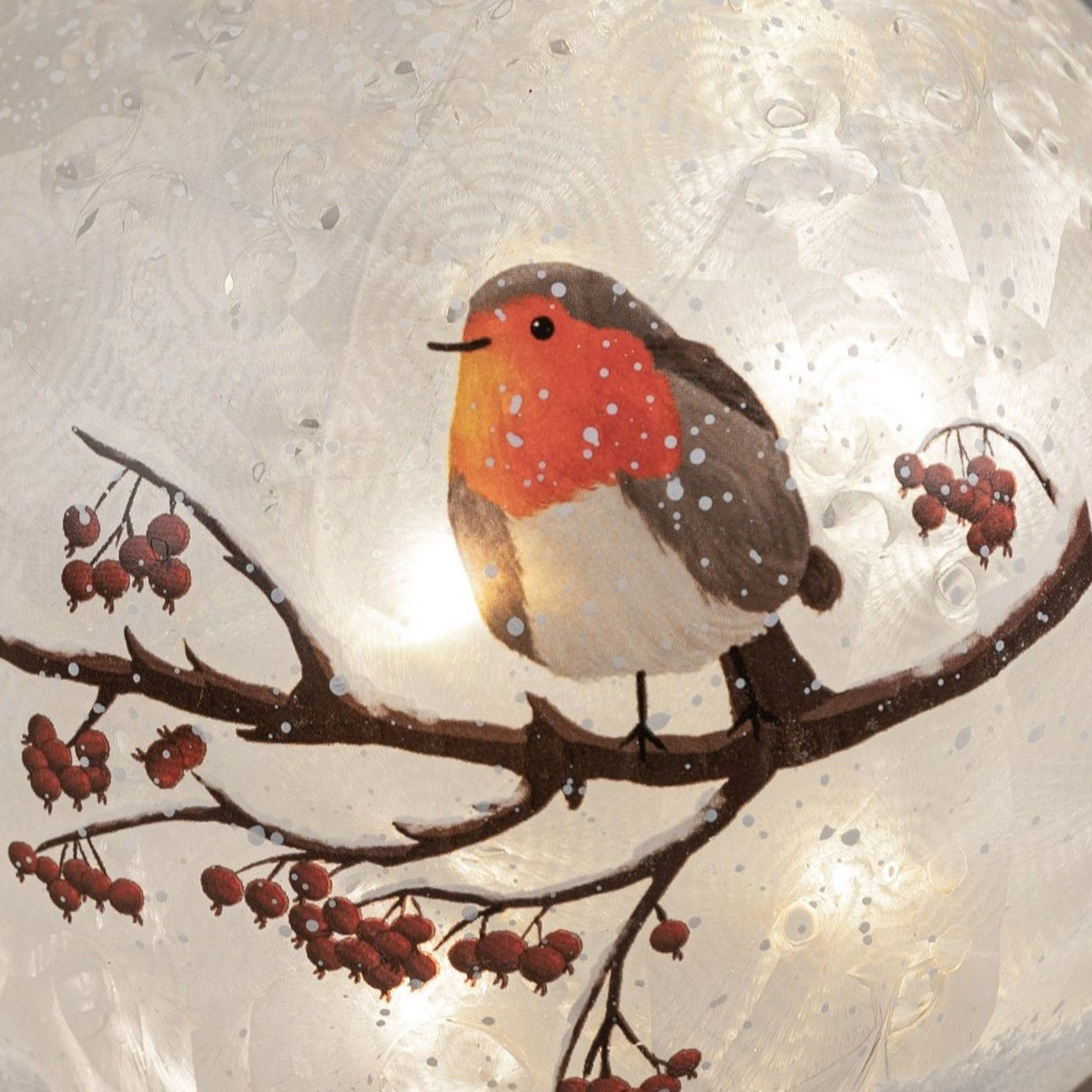 Ein Vogel mit roter Brust sitzt auf einem Ast, umgeben von roten Beeren und einem schimmernden, hell