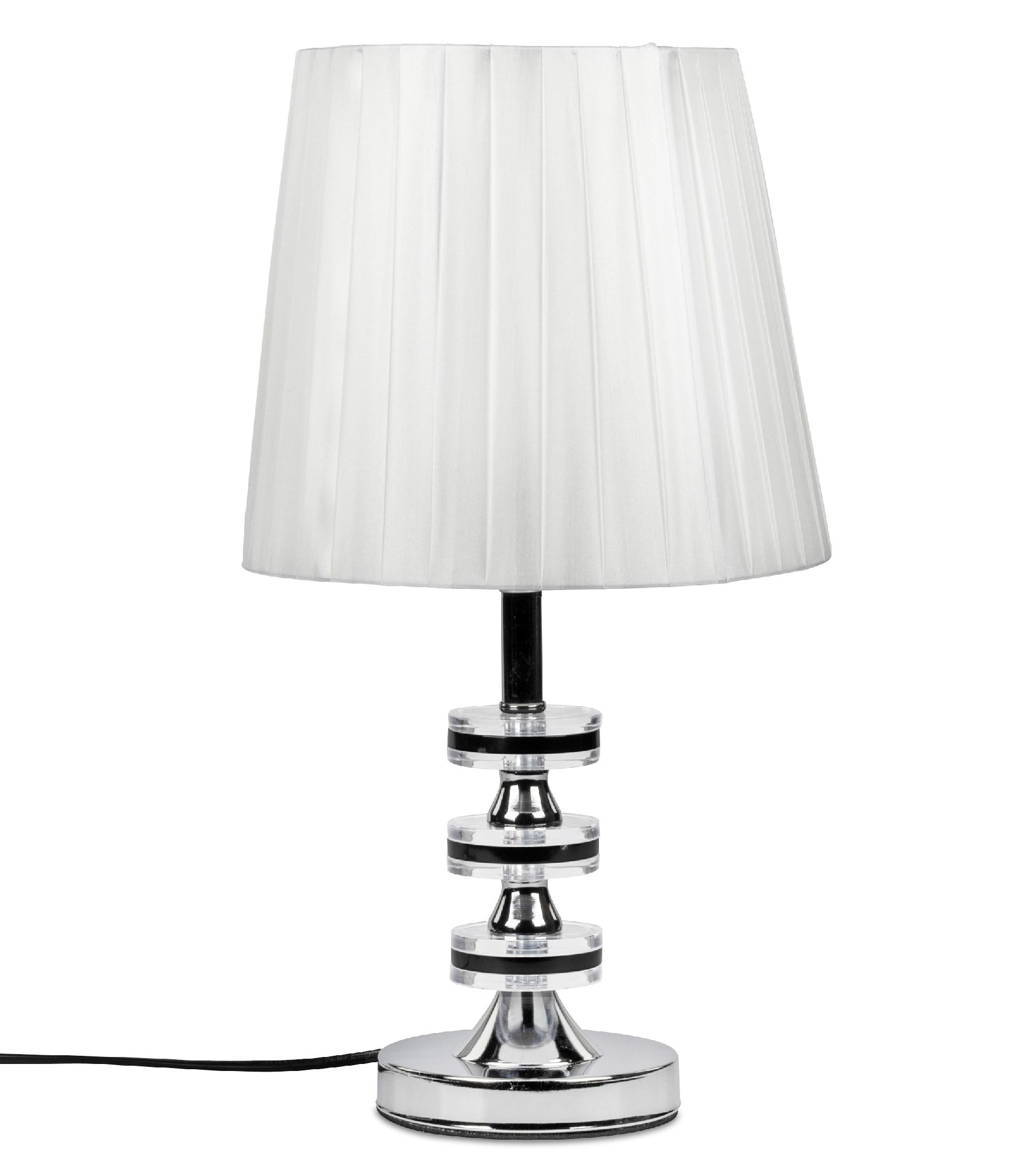 Tischlampe mit einem glänzenden, verchromten Fuß und einem weißen, plissierten Lampenschirm. Kabel s
