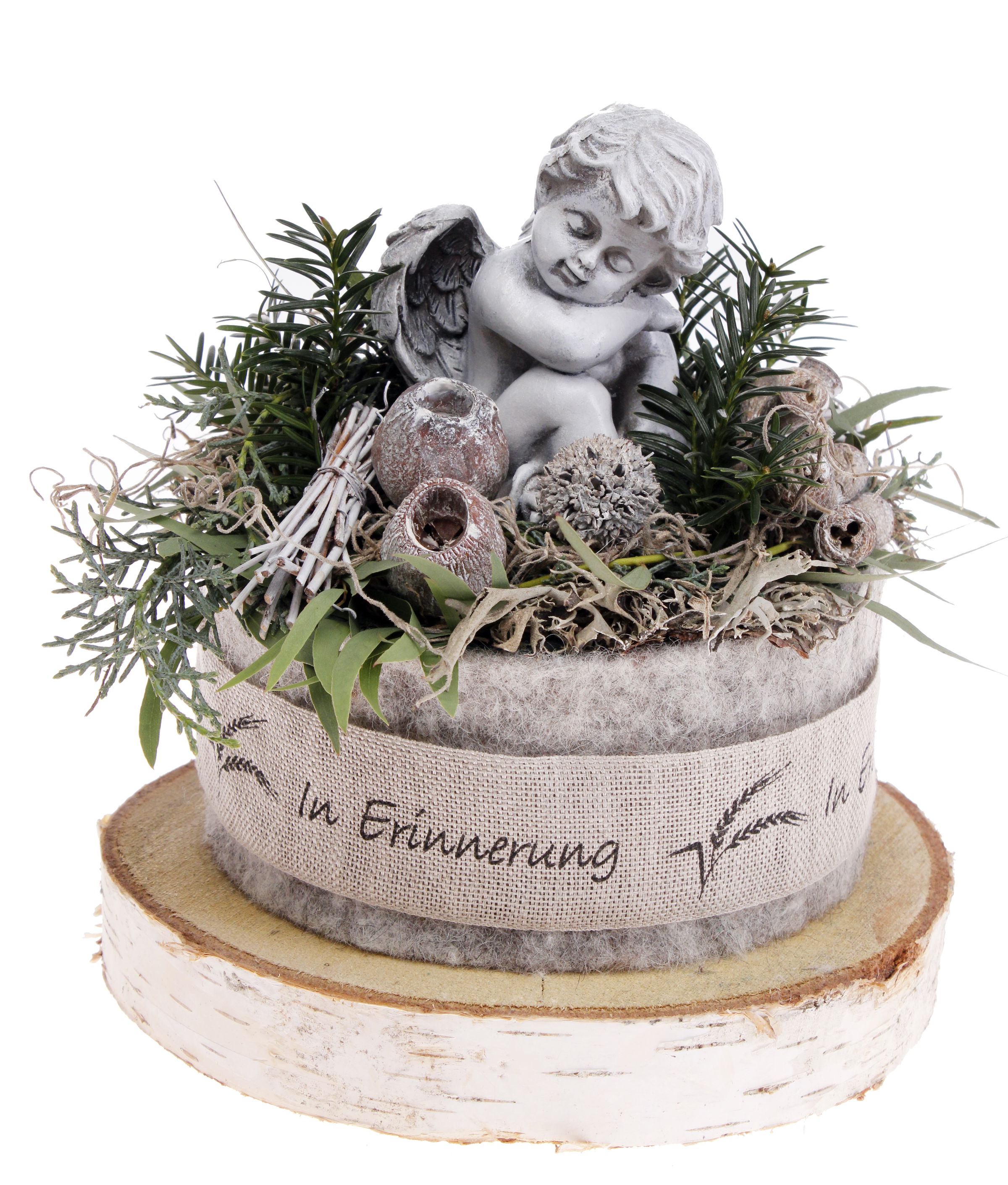 Dekorative Pflanzenschale mit einem Engel aus Stein, umgeben von Moos, Zweigen und kleinen Deko-Elem