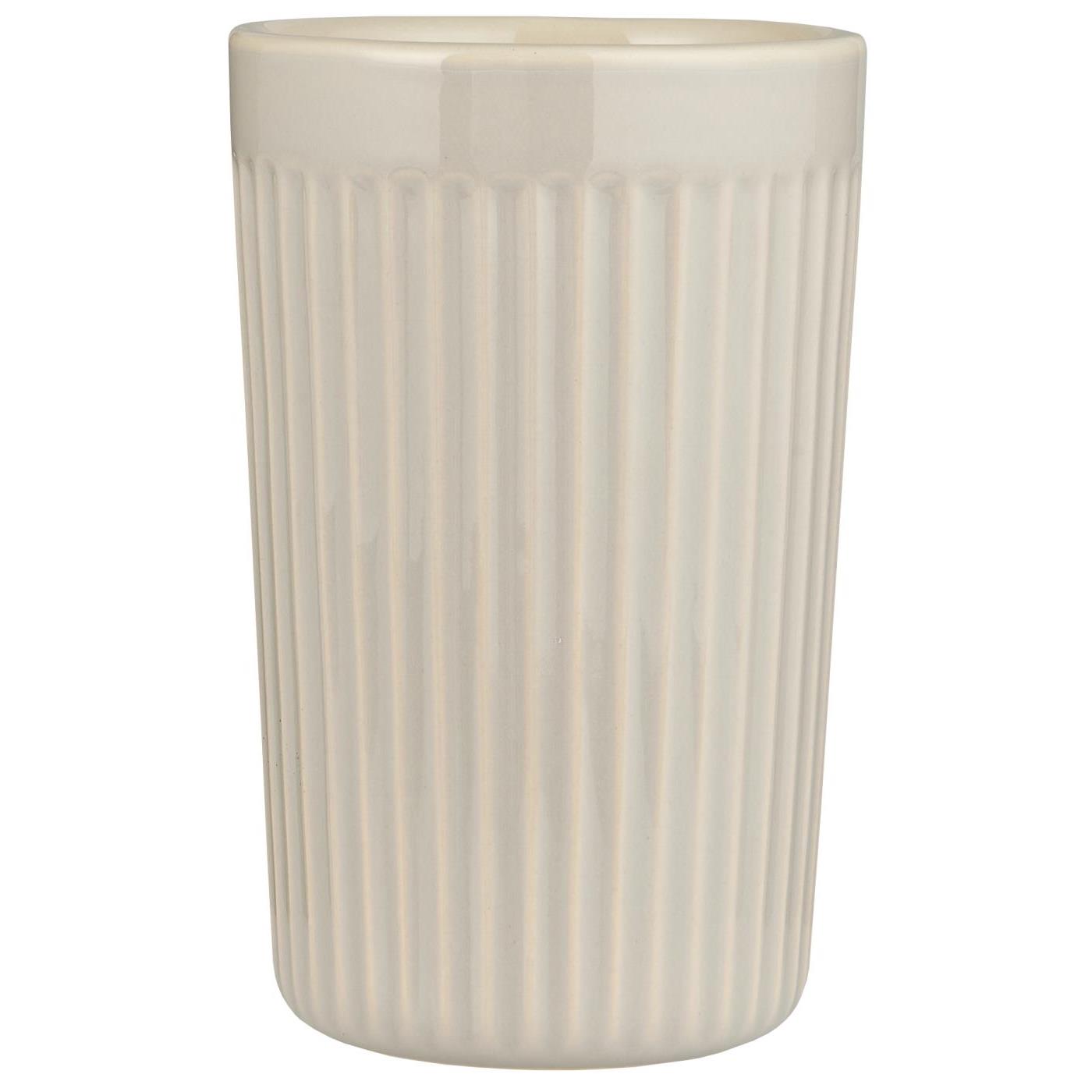 Ein zylindrischer Becher aus Keramik in hellem Farbton mit vertikalen Rillen.