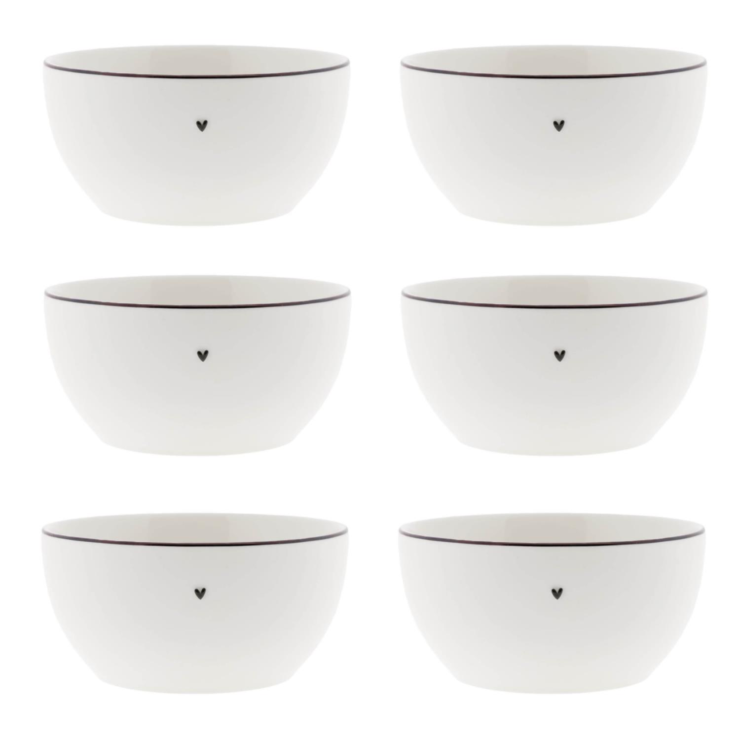 Sechs weiße Schalen mit einem schwarzen Rand und einem kleinen schwarzen Herzsymbol auf der Vorderseite.
