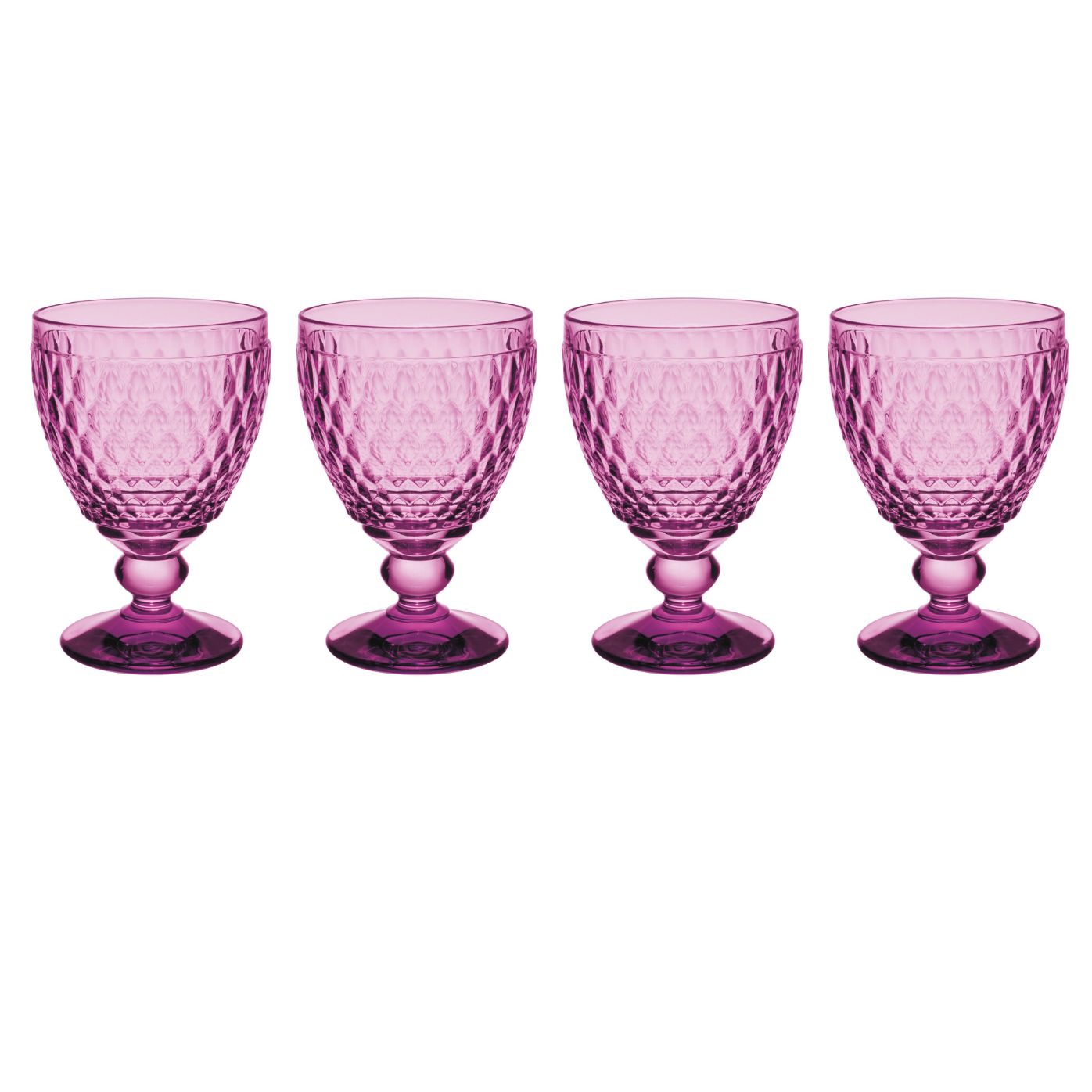 Vier lila, facettierte Gläser auf einem weißen Hintergrund