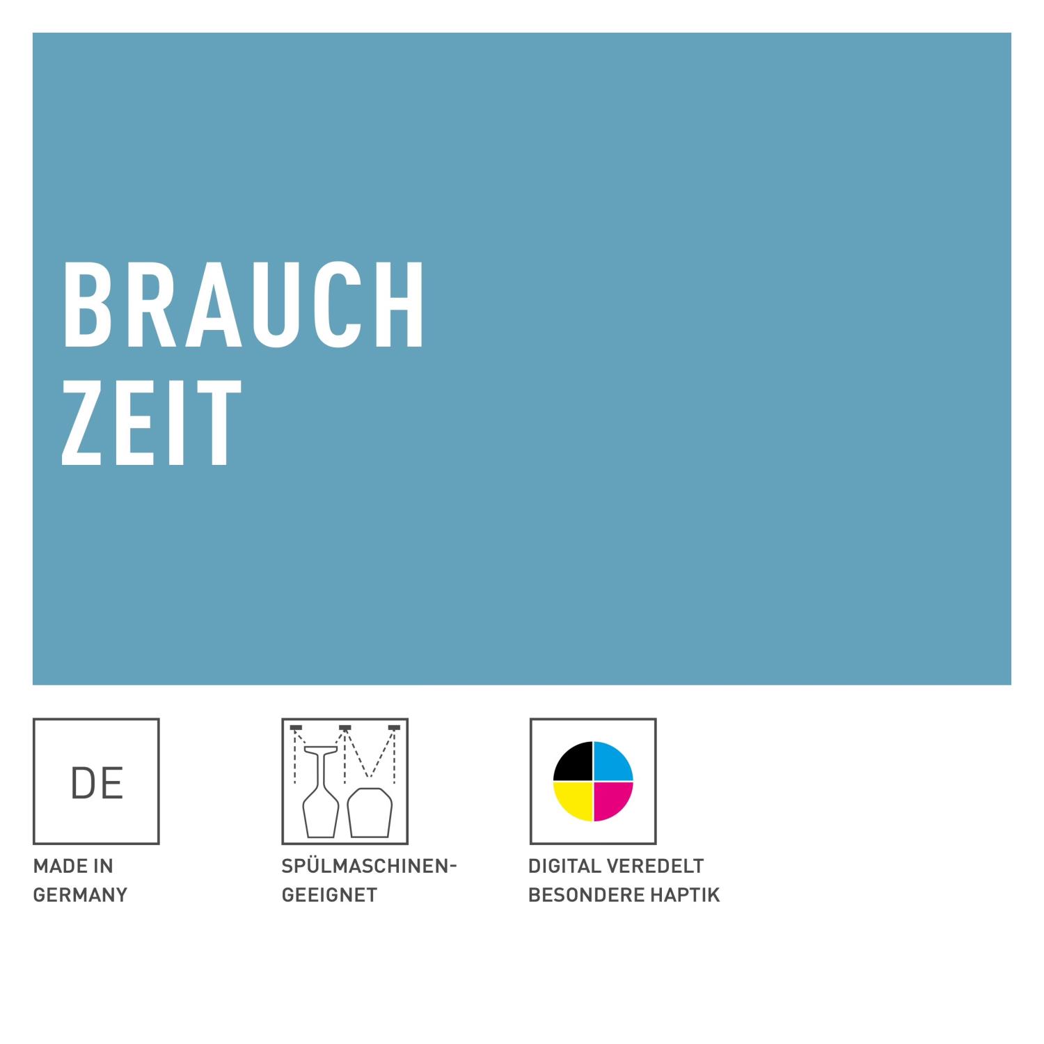 Text auf blauem Hintergrund: "BRAUCH ZEIT". Darunter Symbole für "Made in Germany", "Spülmaschinengeeignet" und "digital veredelt, besondere Haptik".