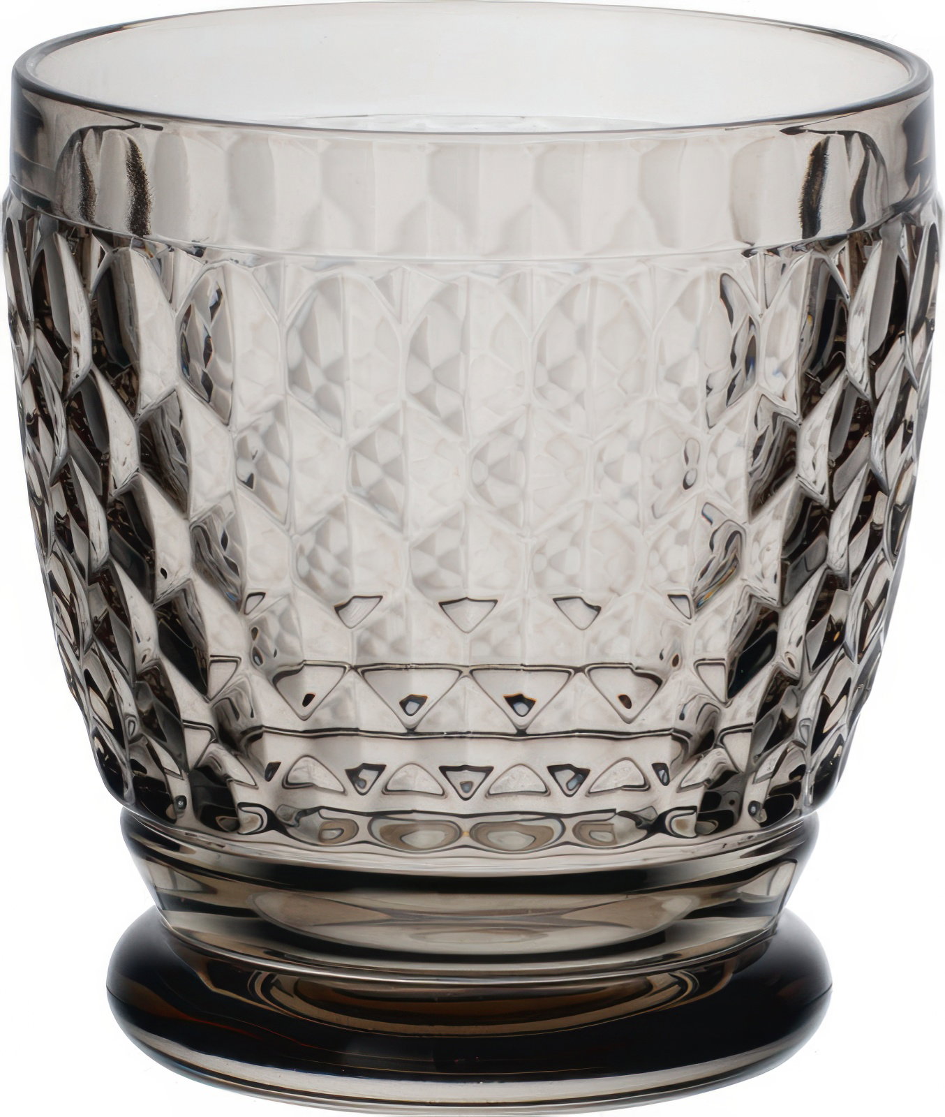Ein transparenter, facettierter Glasbecher mit einem breiten, stabilen Fuß und einem klaren Rand.
