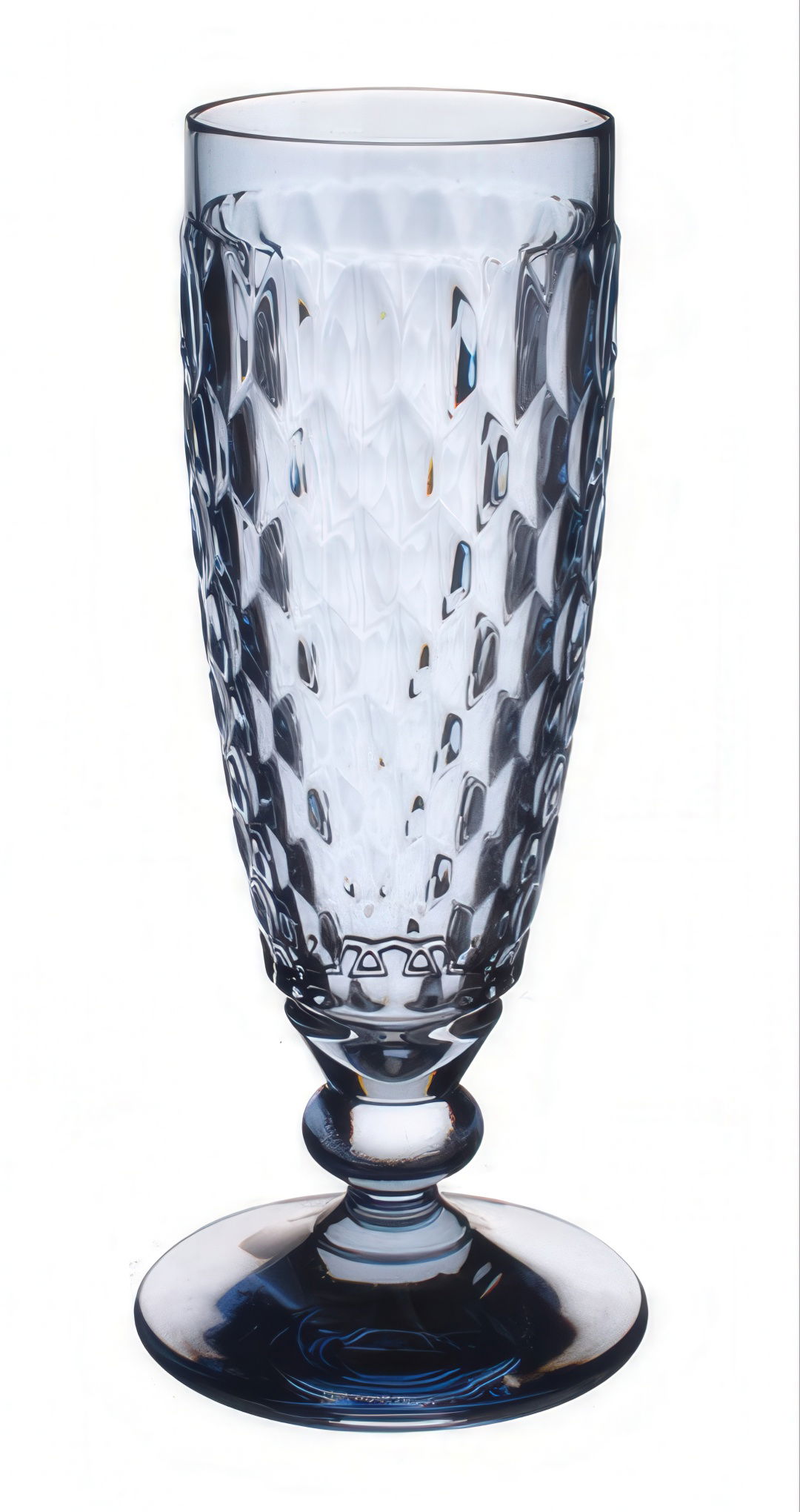 Ein hoher, transparenter Glasbecher mit rautenförmigem Muster und einem stabilen Fuß.