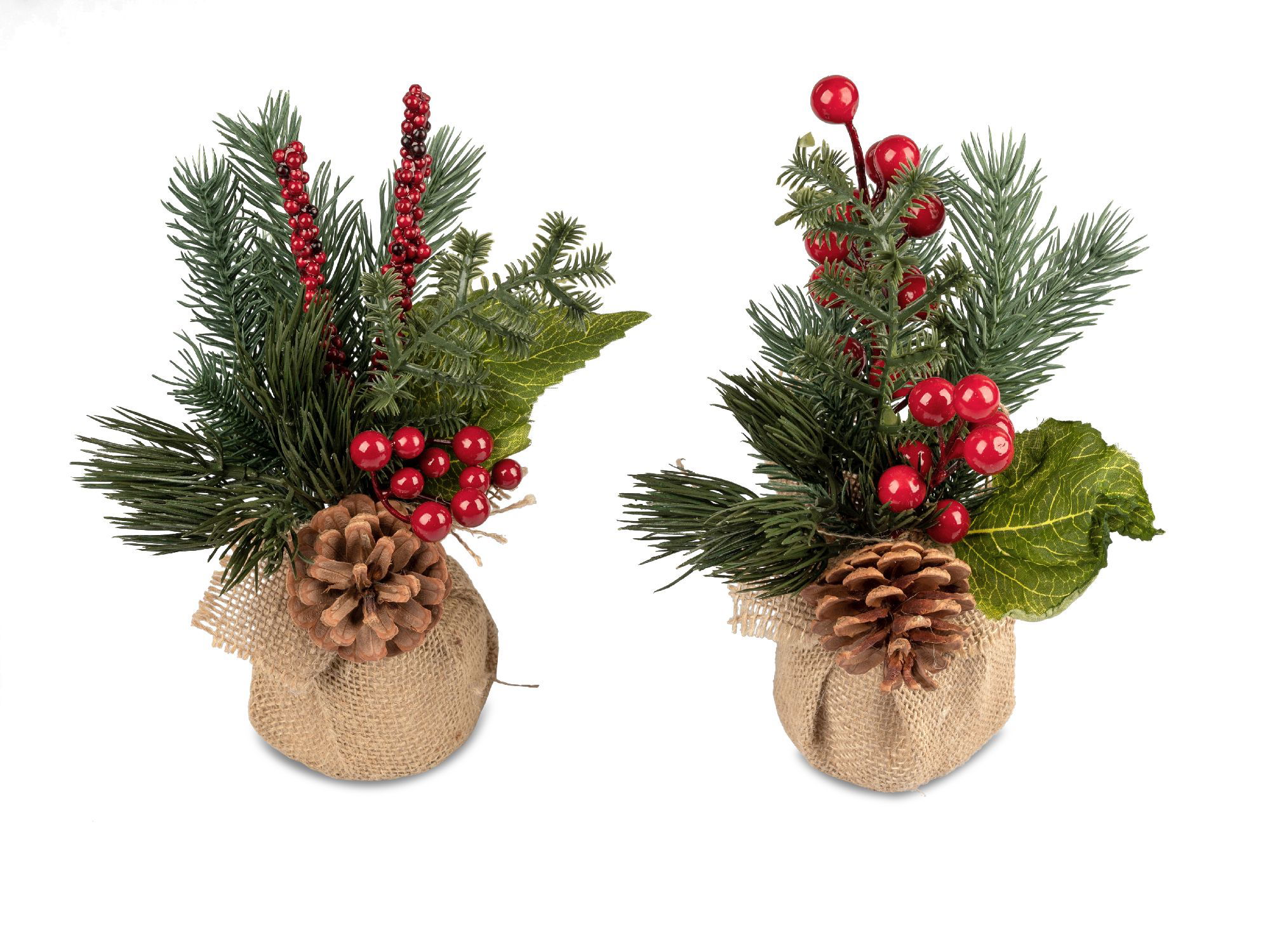 Zwei dekorative Arrangements mit Tannenzweigen, roten Beeren und einer Tannenzapfen, in Jute verpack