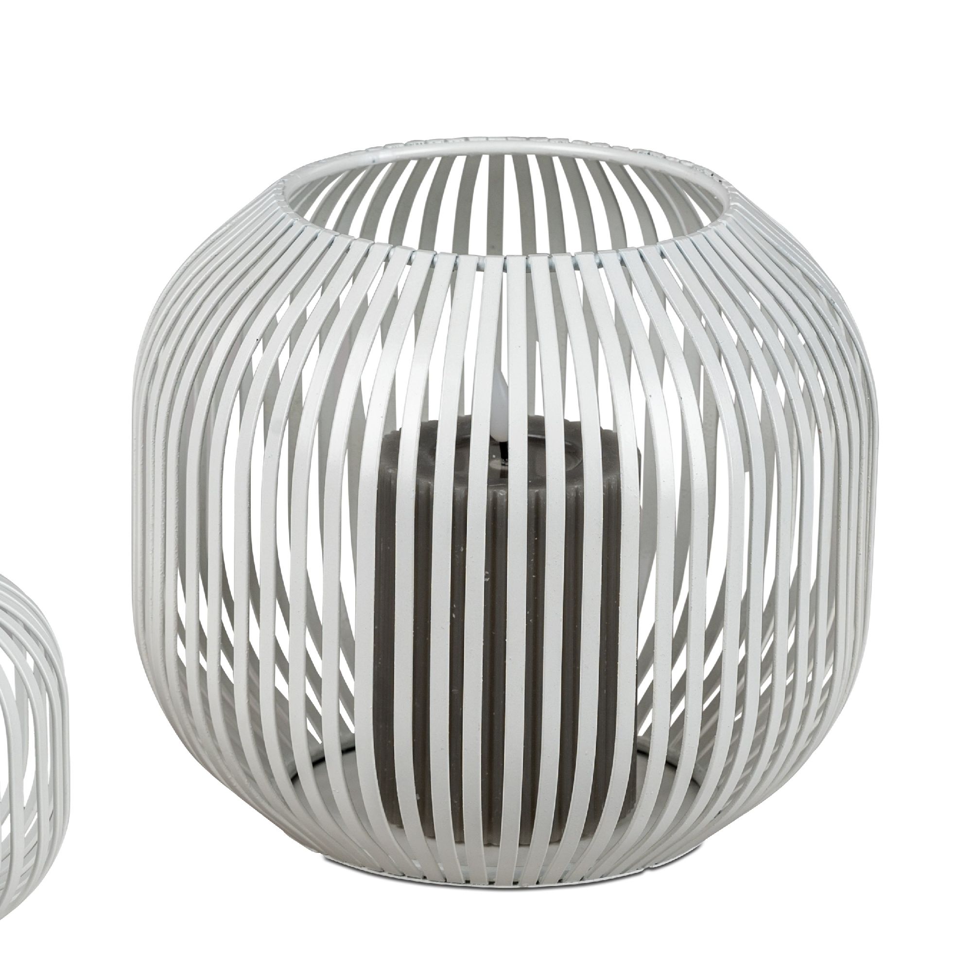 Zwei dekorative Kerzenhalter aus weißen Streifen, einer mit einer dunklen Kerze im Inneren.