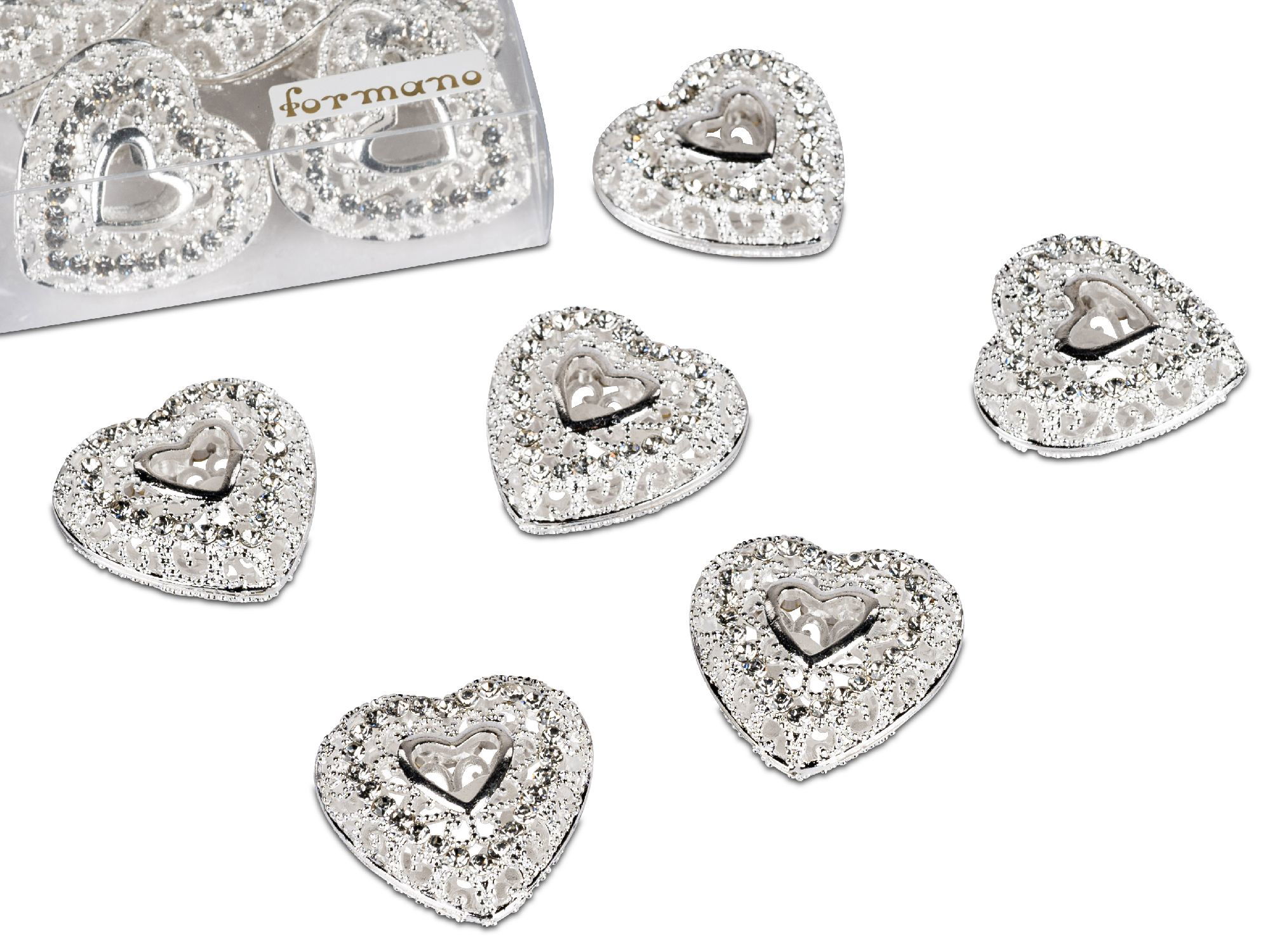Sechs glitzernde, herzförmige Dekoelemente in Silber, teilweise transparent, liegen auf einer weißen