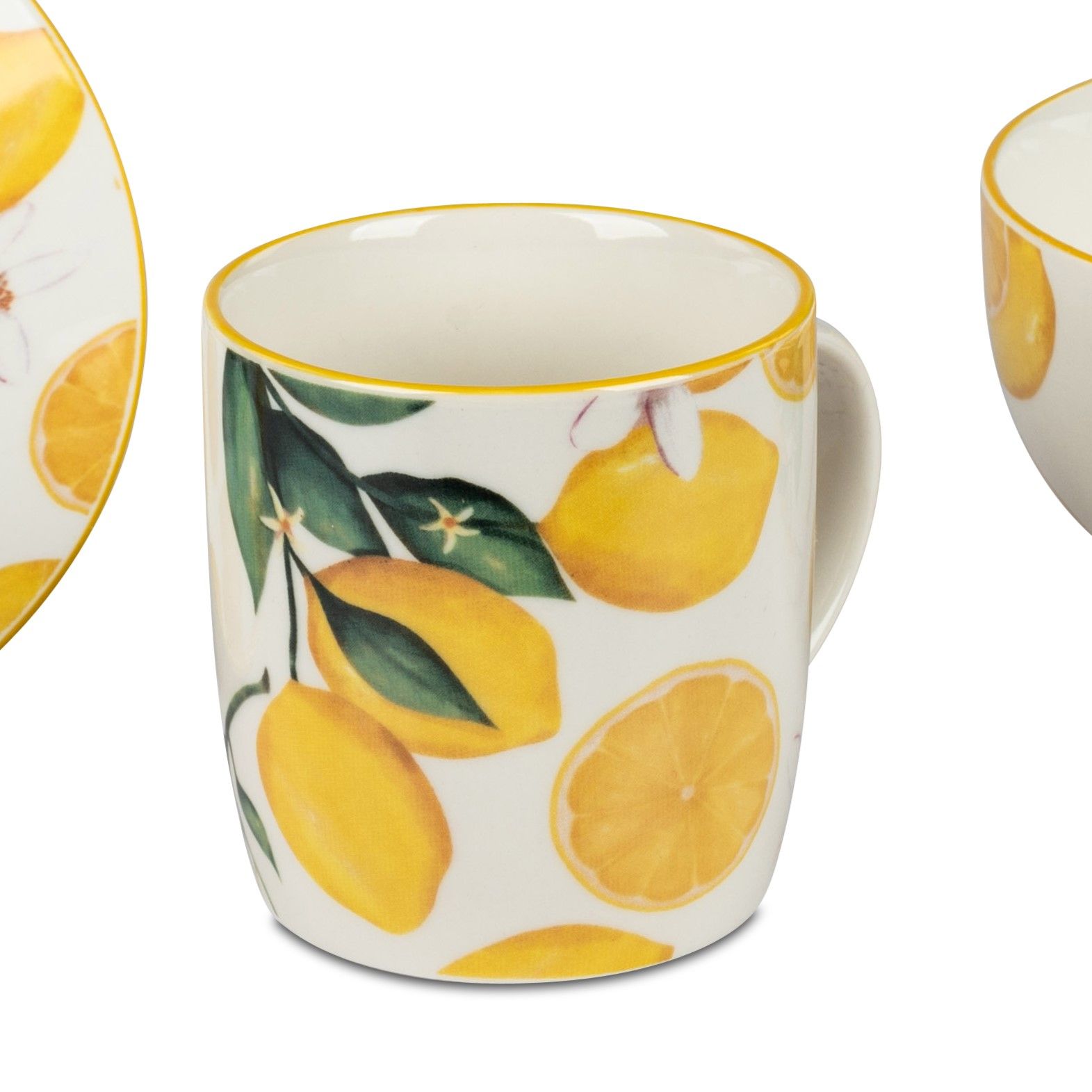 Weißer Becher mit gelbem Rand und Zitronenmotiv, umgeben von Zitronenscheiben und grünen Blättern.