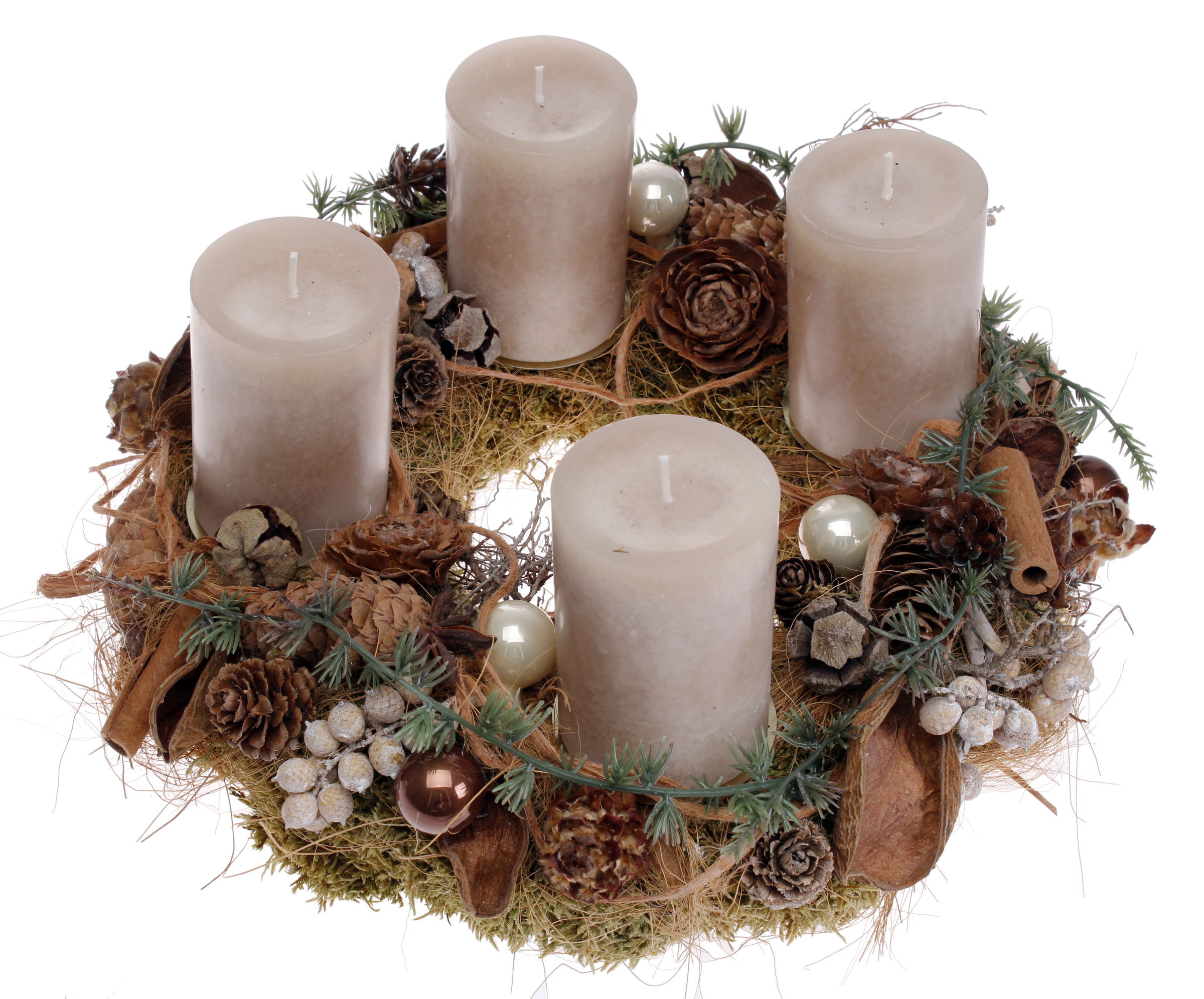 Ein Adventskranz mit vier beige Kerzen, umgeben von Tannenzapfen, Moos, Zimtstangen und dekorativen