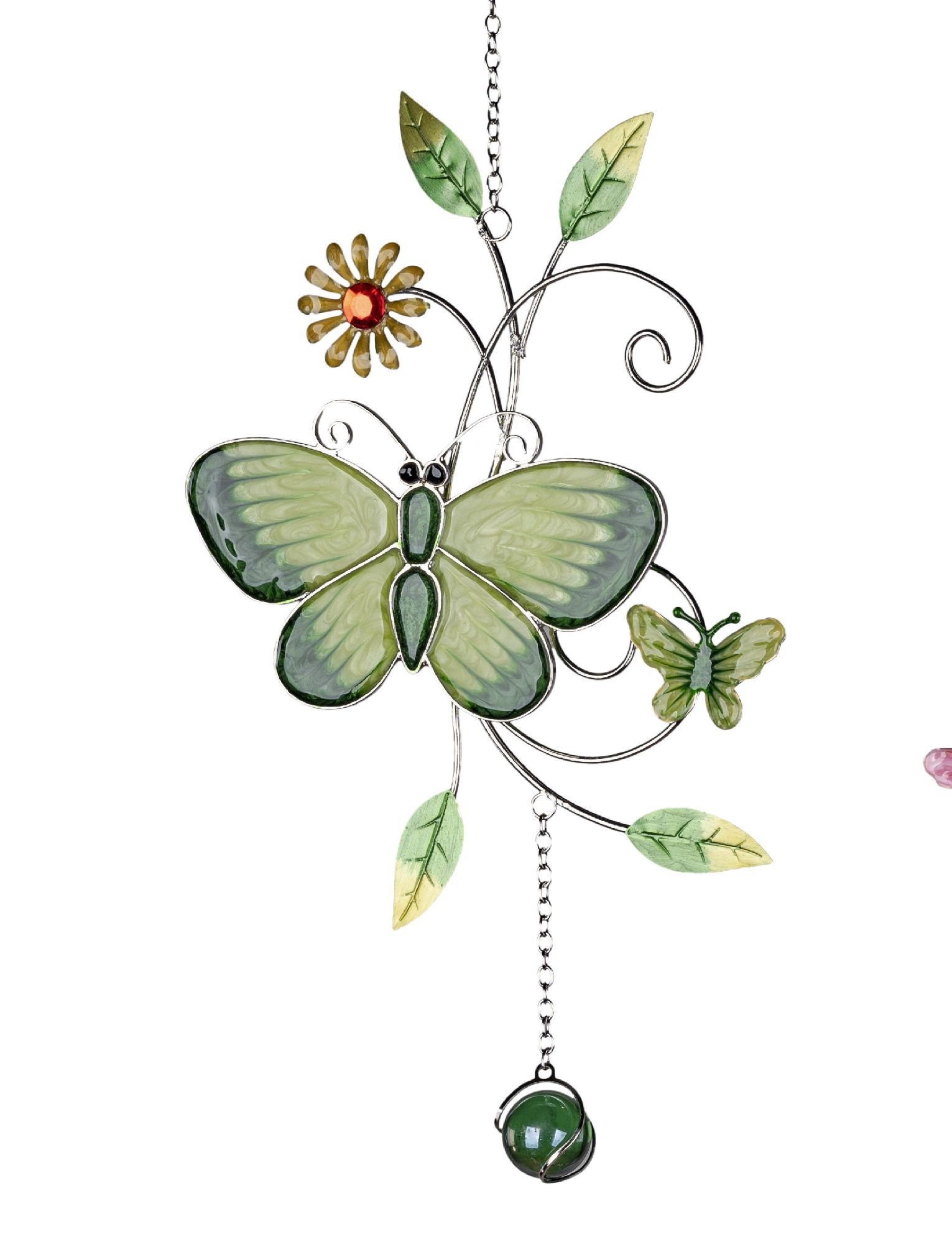Bunte Dekoration mit zwei Schmetterlingen, einer Blume und Blättern, hängend an einer Kette. Ein grü