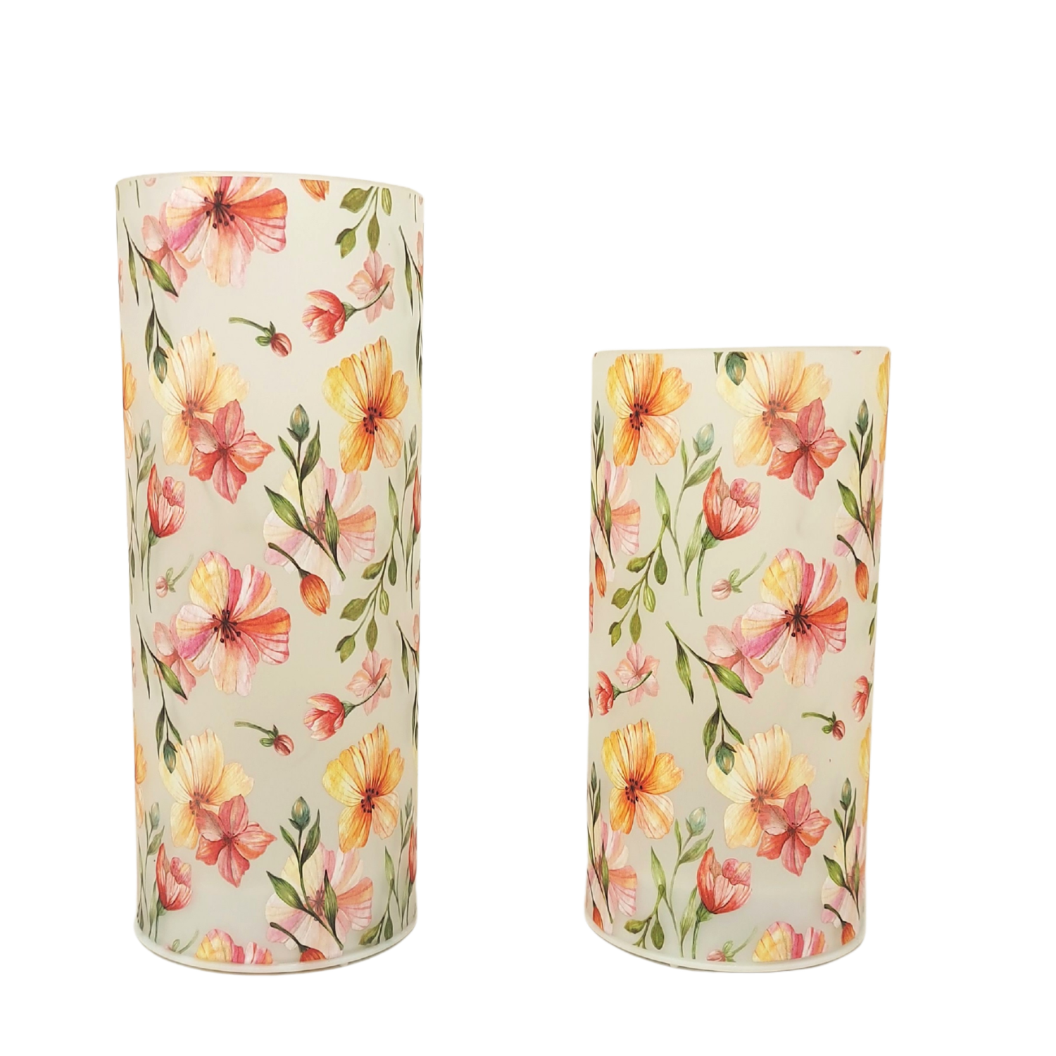 zwei weiß transparente Glaszylinder mit Blumenmotiven