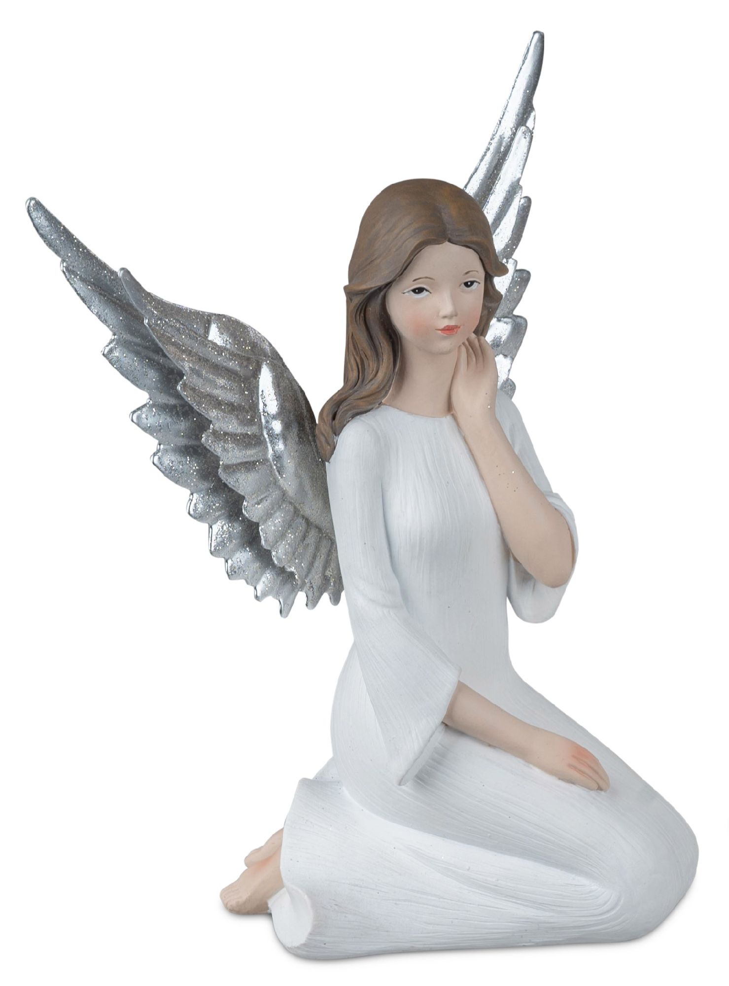 Eine sitzende Engelstatue mit langen, silbernen Flügeln und einem weißen Kleid. Die Figur hat braune