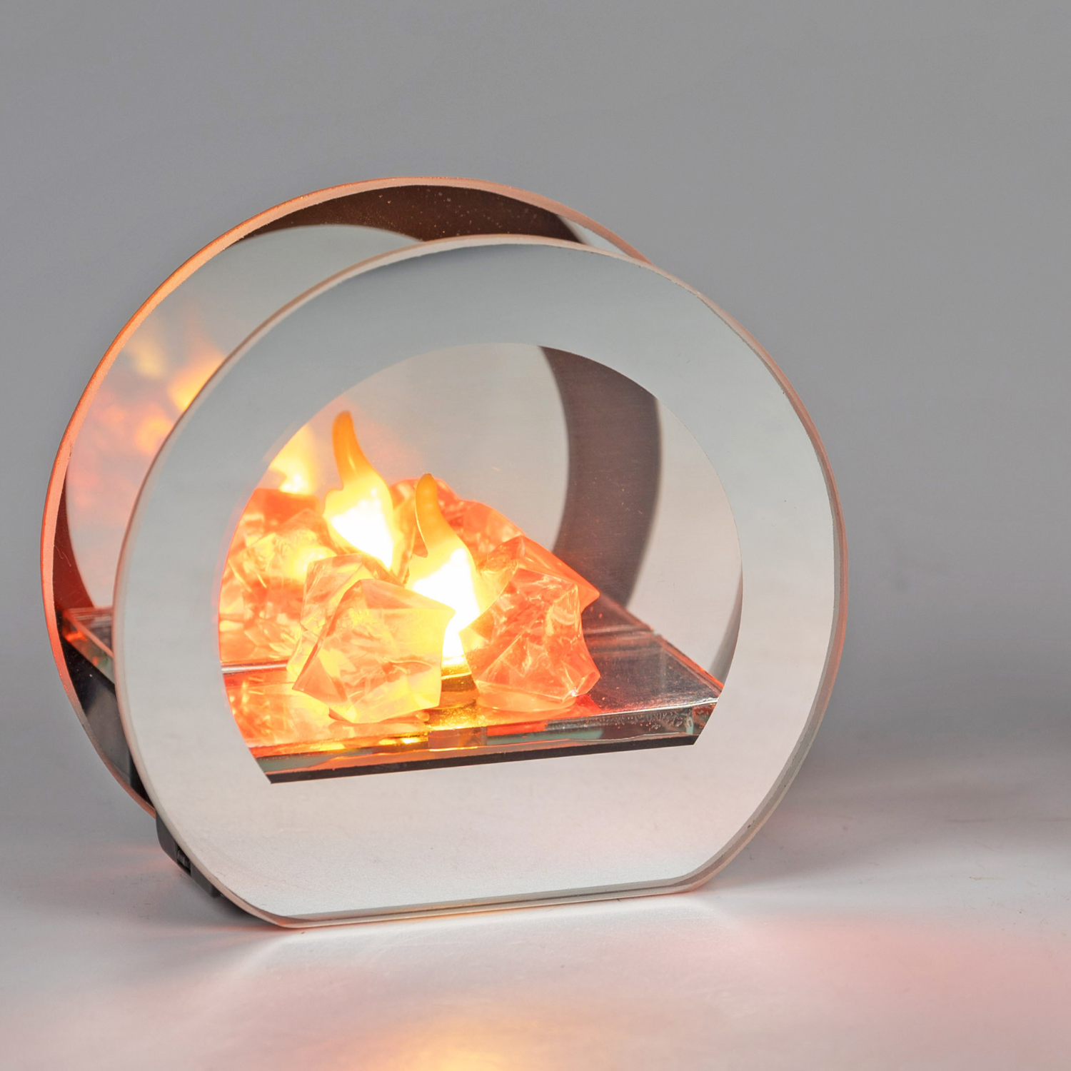 Runde dekorative Lampe mit leuchtenden orangefarbenen Kristallen auf Glasfläche