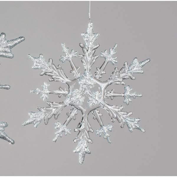 Ein glitzernder, transparenter Schneeflockenanhänger mit filigranen Details auf grauem Hintergrund.