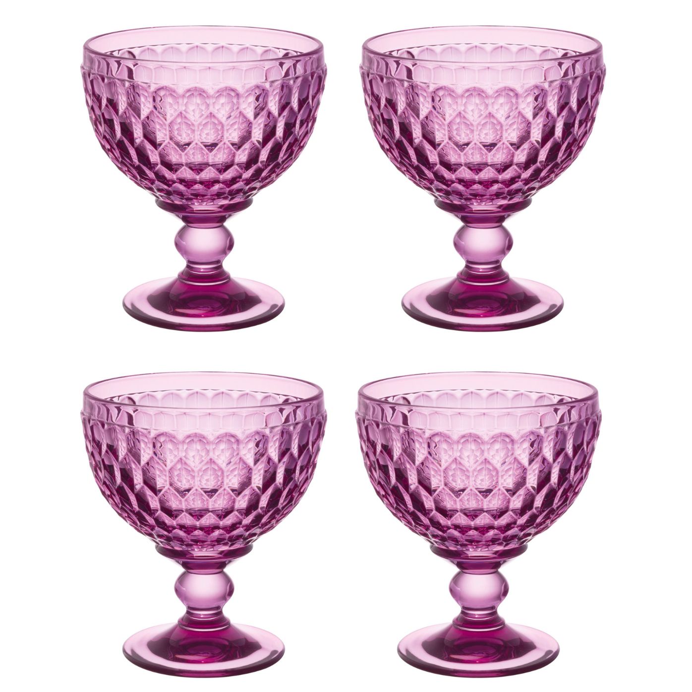 Vier lila, facettierte Dessertgläser auf einem weißen Hintergrund angeordnet