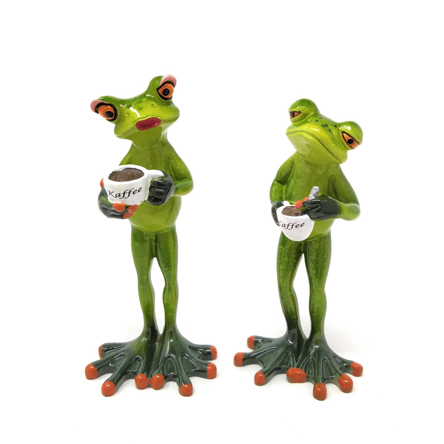 Zwei grüne Froschfiguren stehen nebeneinander und halten Tassen mit der Aufschrift „Kaffee“ in den Händen.
