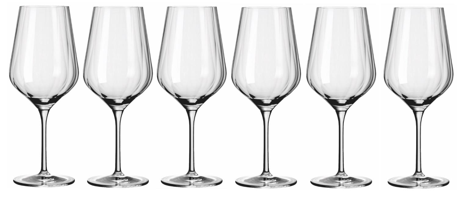 Sechs transparente Weingläser in verschiedenen Formen stehen nebeneinander auf einem weißen Hintergrund.