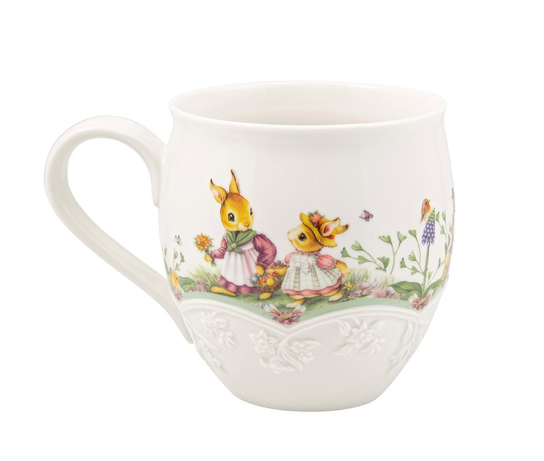 Weißer Becher mit buntem Motiv von zwei Hasen in Kleidern, umgeben von Blumen und Pflanzen. Der Becher hat einen geschwungenen Henkel.