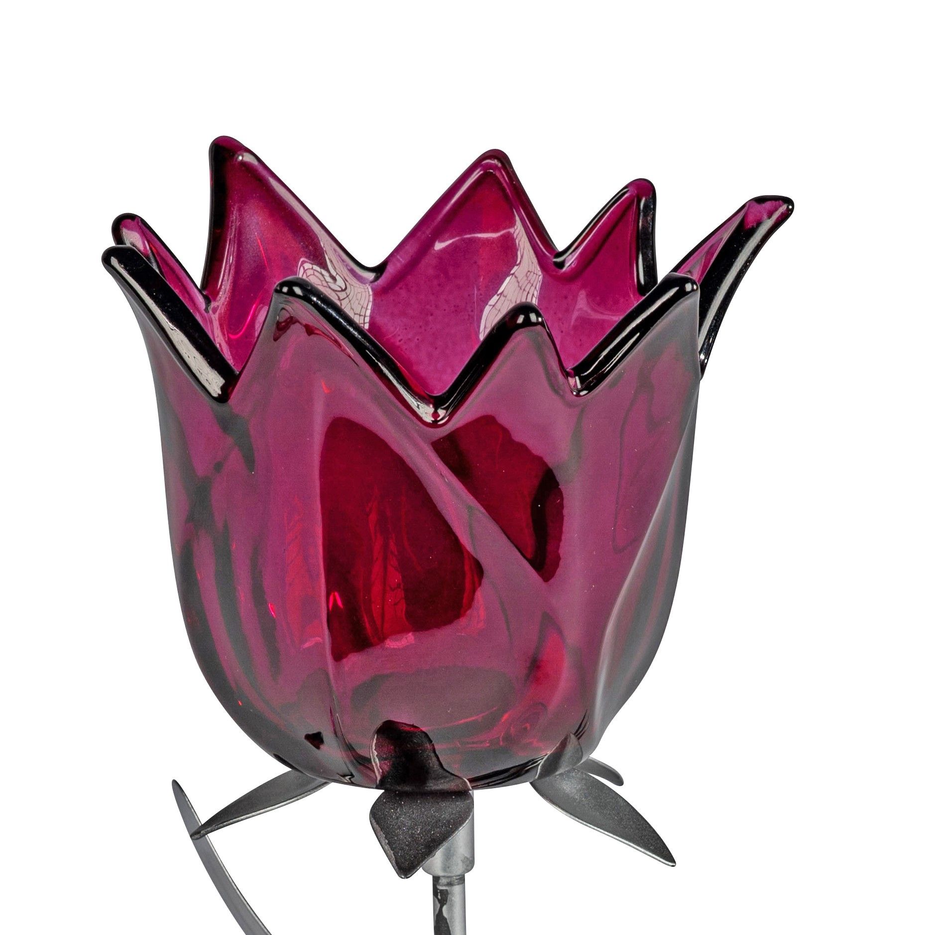 Rote Glasvase in Form einer Blüte mit spitzen Blütenblättern und einem metallenen Fuß.