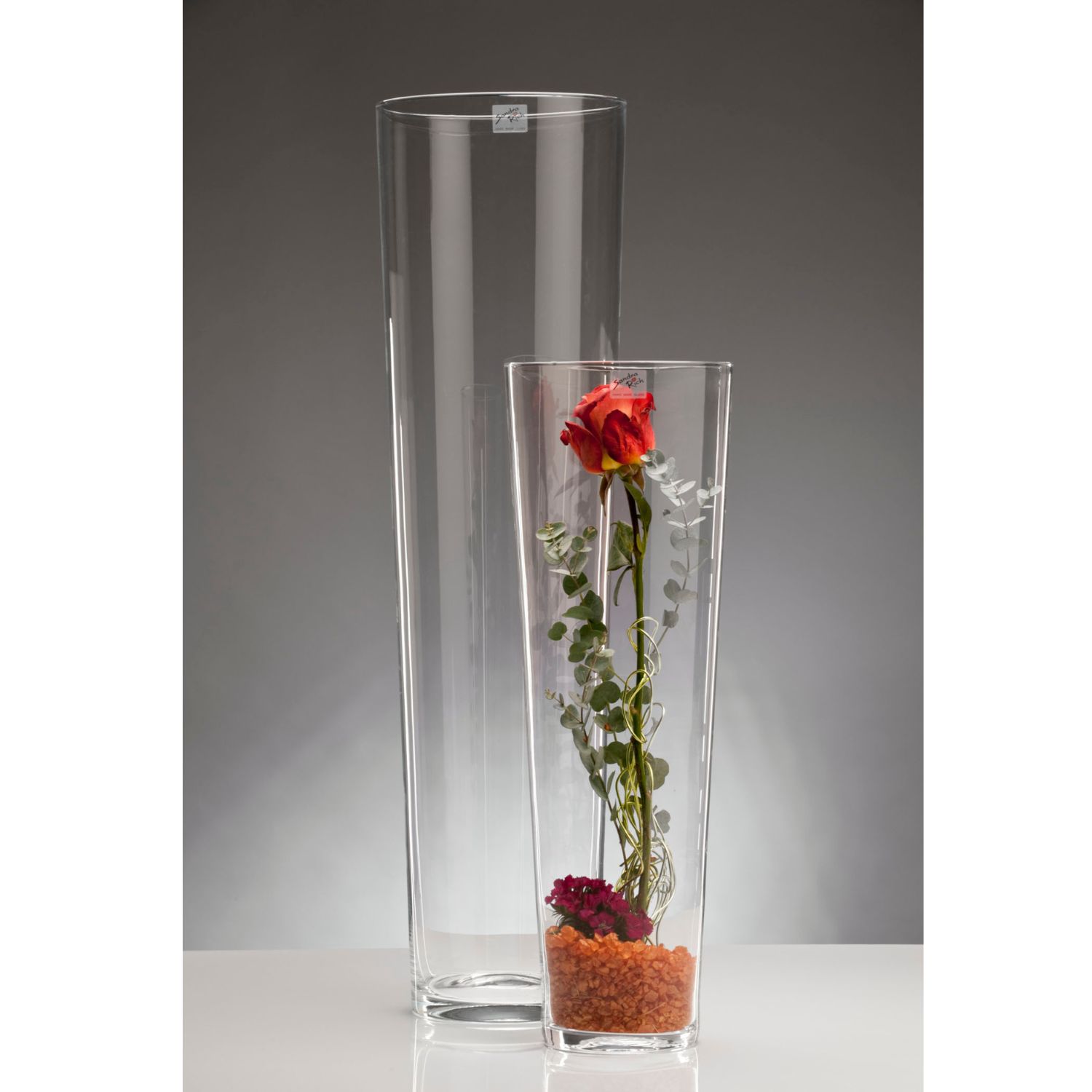 zwei Bodenvasen konisch rund 50 + 70cm aus transparentem Glas mit Rose dekoriert