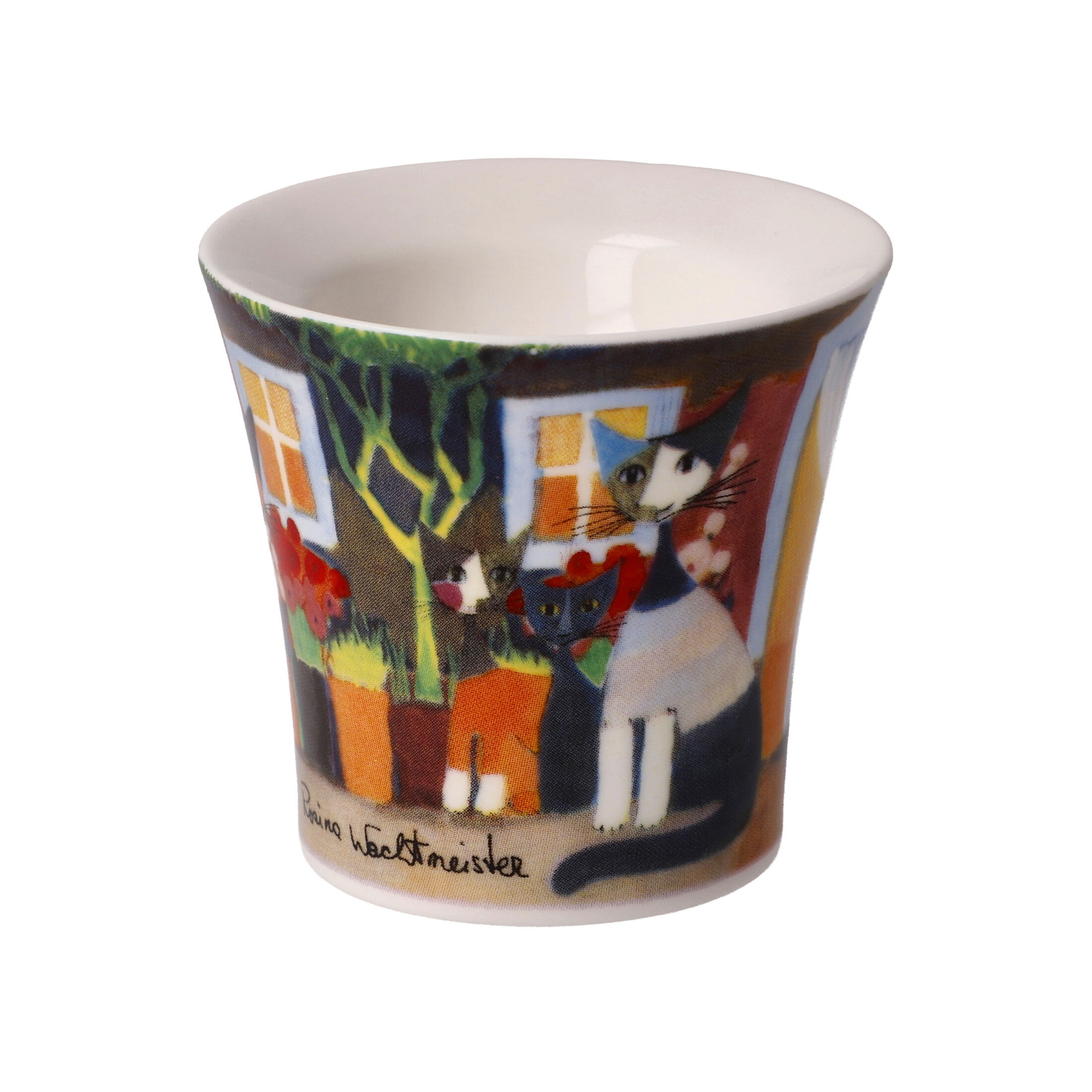 Bunte Tasse mit Katzenmotiven vor einem Haus und Pflanzen. Die Tasse hat eine konische Form und ist aus Keramik.