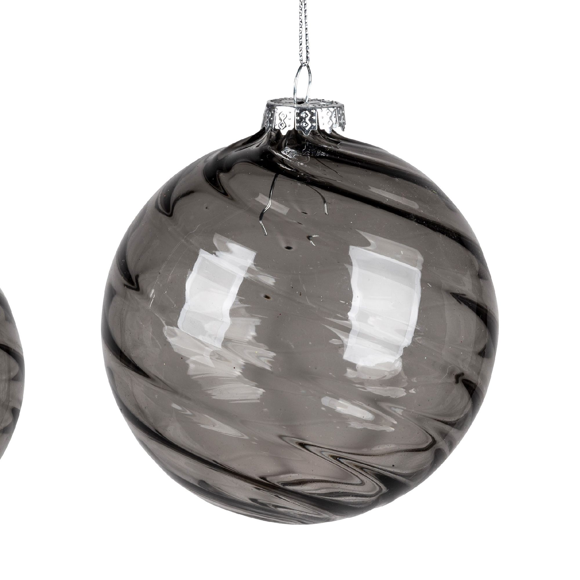 Zwei hängende, runde Weihnachtskugeln aus Glas in grauer Farbe mit spiralförmigen Mustern.