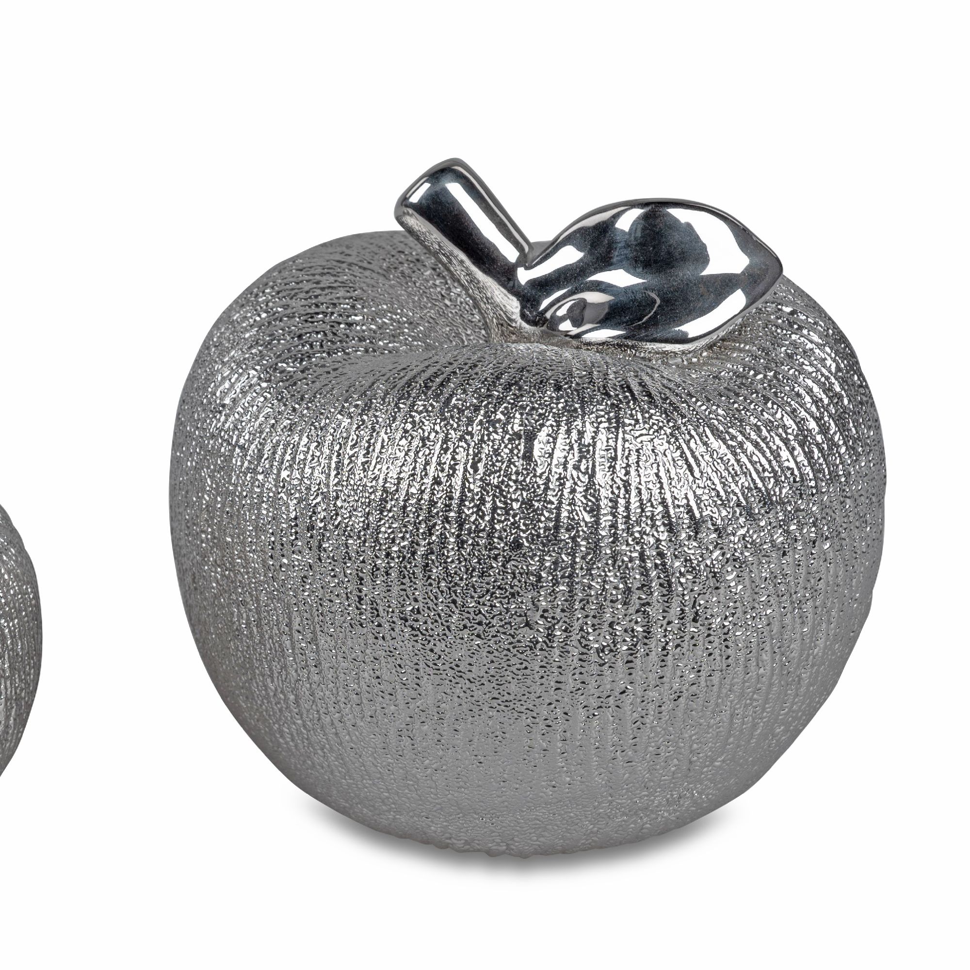 Silberne Dekoäpfel mit strukturierter Oberfläche und glänzendem Stiel, auf hellem Hintergrund.
