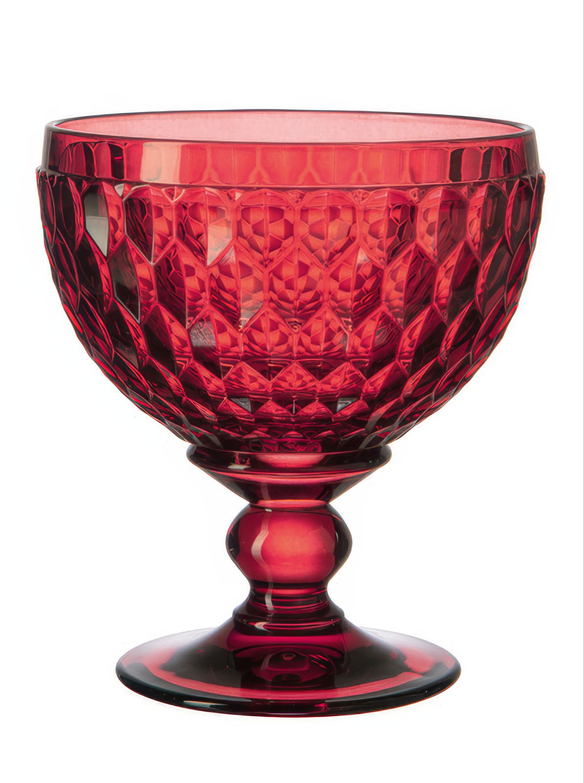 Rote, facettierte Schale auf einem Fuß, aus transparentem Material, mit breitem Rand und dekorativem Muster.