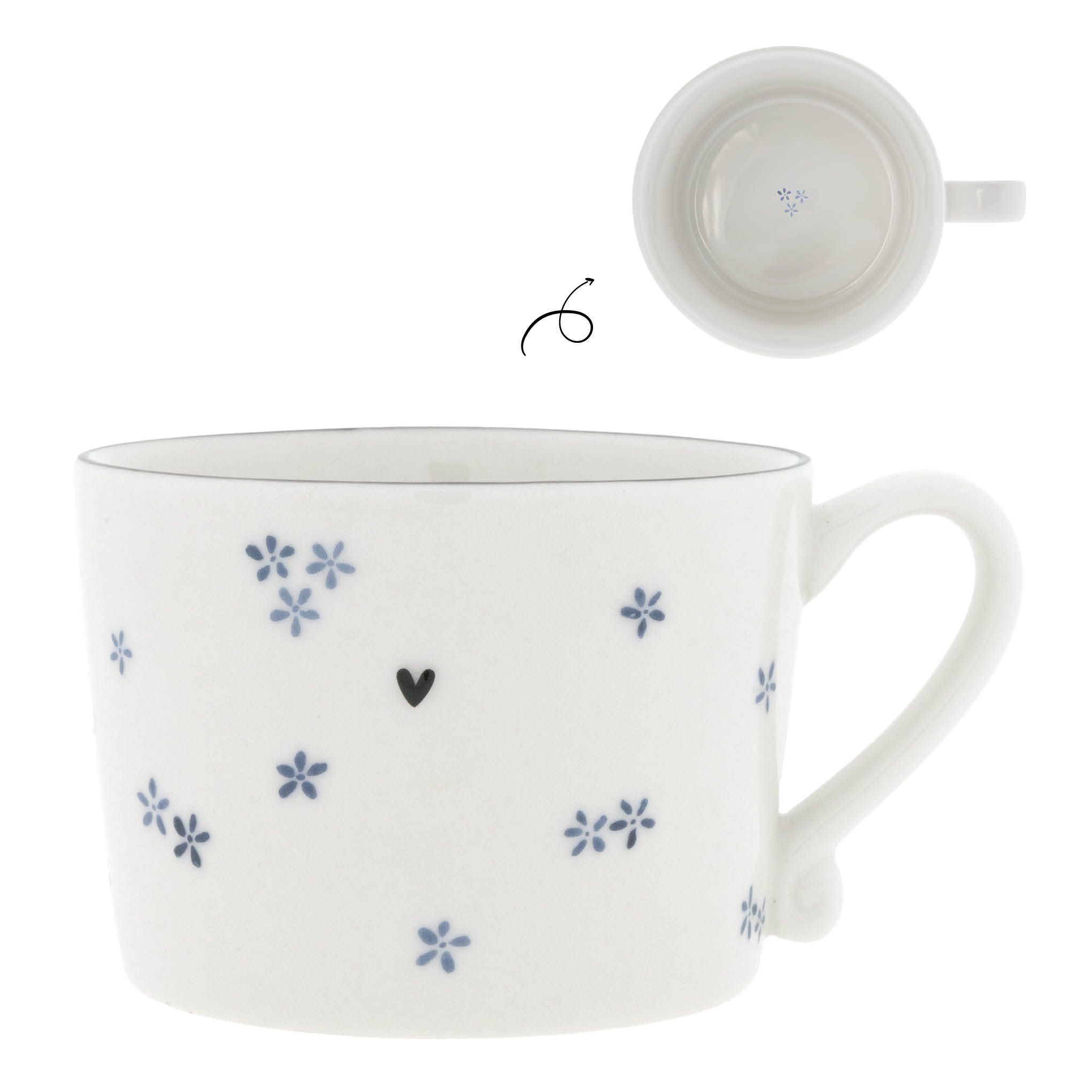 Weißer Becher mit blauen Blumenmustern und einem kleinen schwarzen Herz. Oben ist der Innenraum sich