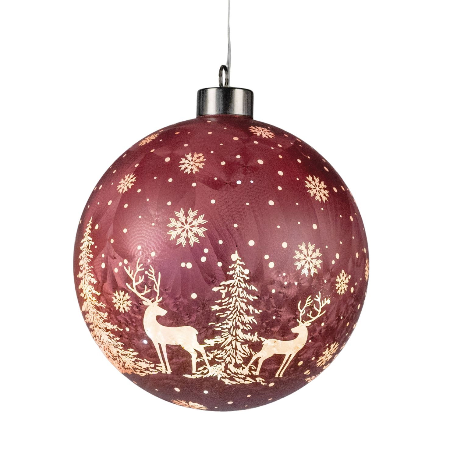 Rote Weihnachtskugel mit weißen Hirschen, Tannen und Schneeflocken auf schneidendem Motiv