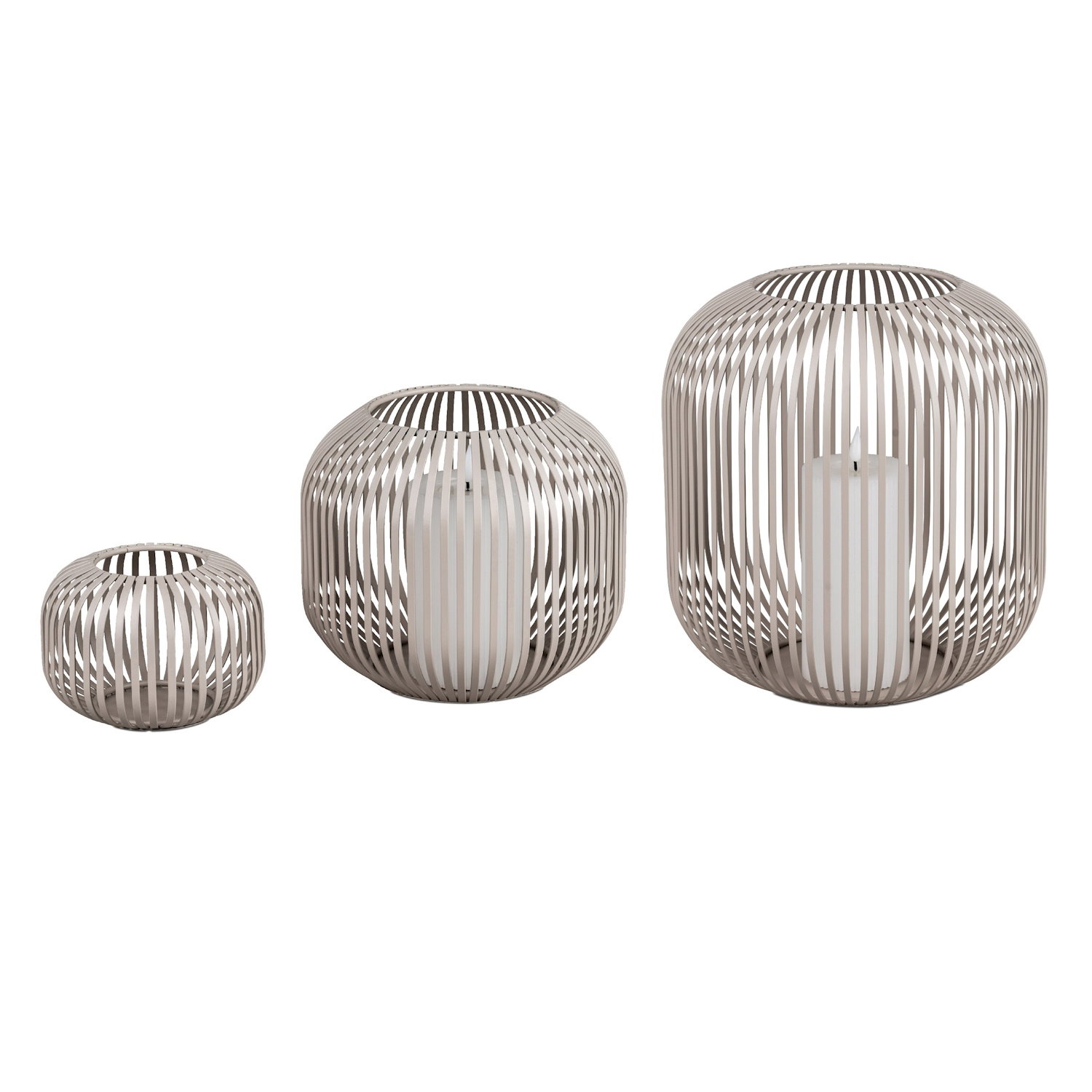 Drei dekorative Kerzenhalter in unterschiedlichen Größen, aus Metall mit vertikalen Streifen und ein