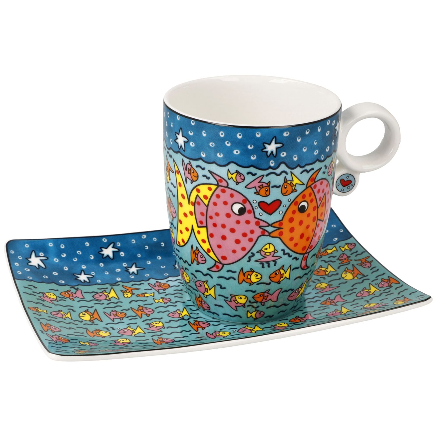 Bunte Tasse mit Unterteller, beide mit farbenfrohen Fischmotiven und Herzen verziert