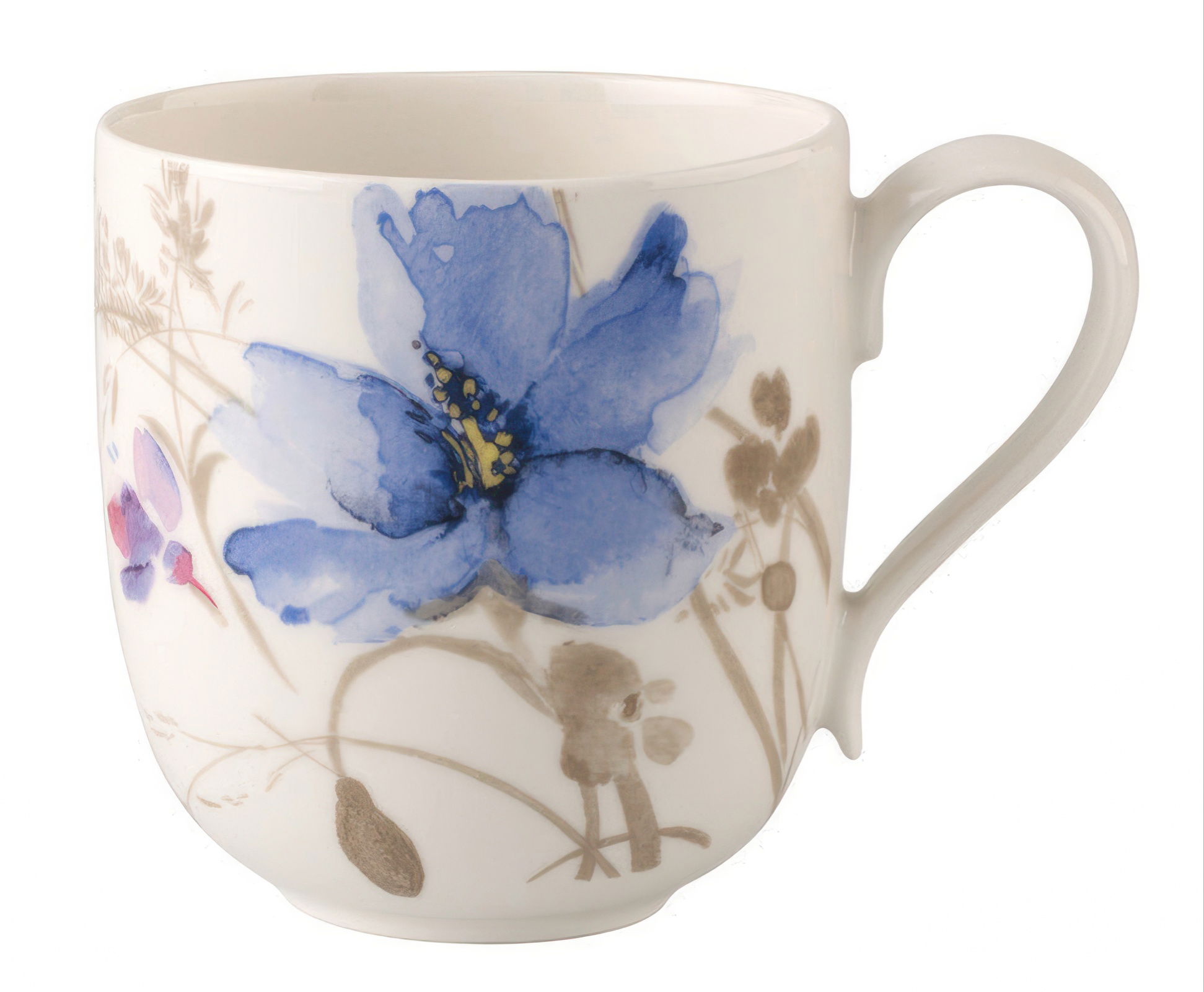 Weißer Becher mit blauen und lila Blumenmotiven sowie einem geschwungenen Henkel.