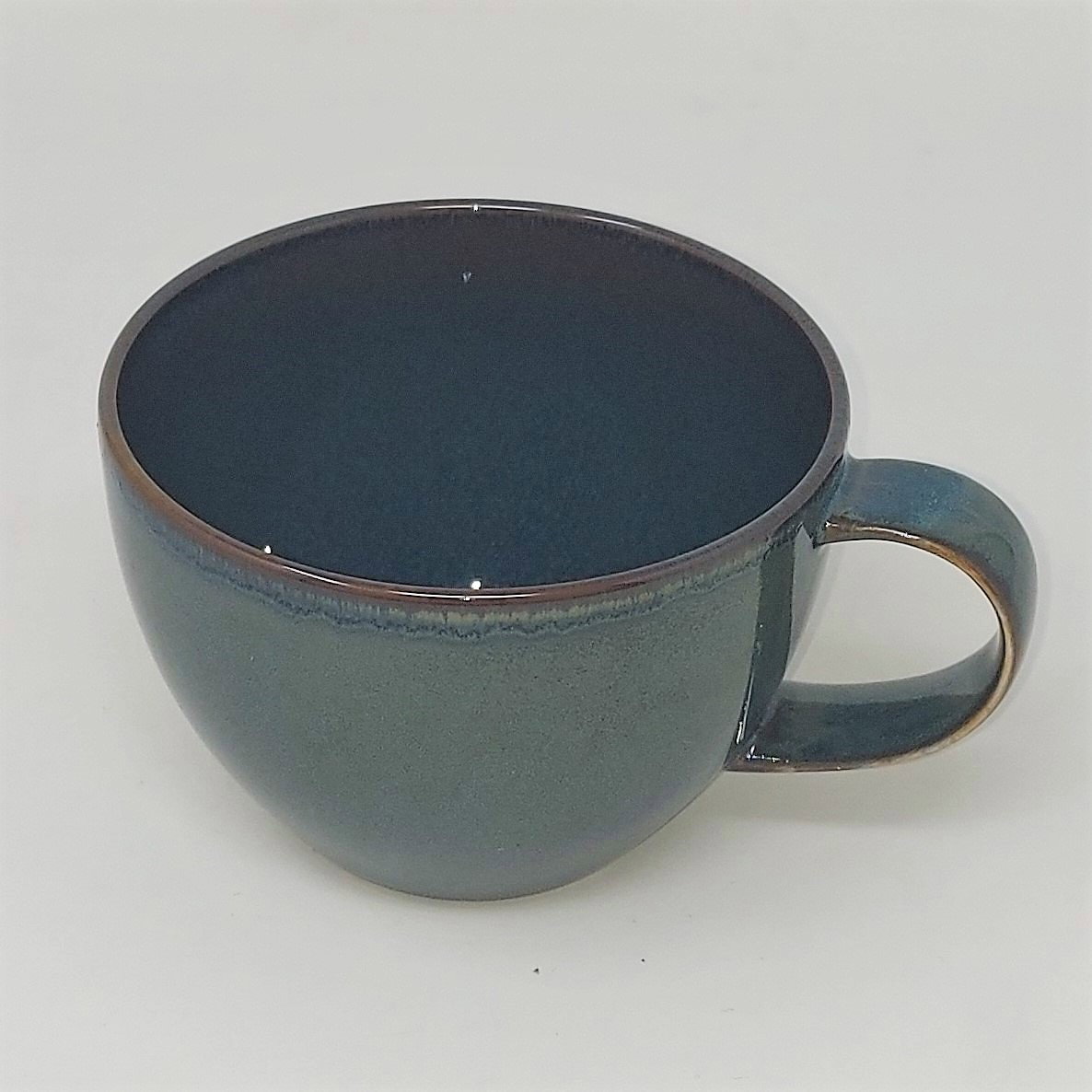 Eine dunkelblaue Tasse mit einem breiten Rand und einem seitlichen Henkel, auf einem weißen Hintergrund.
