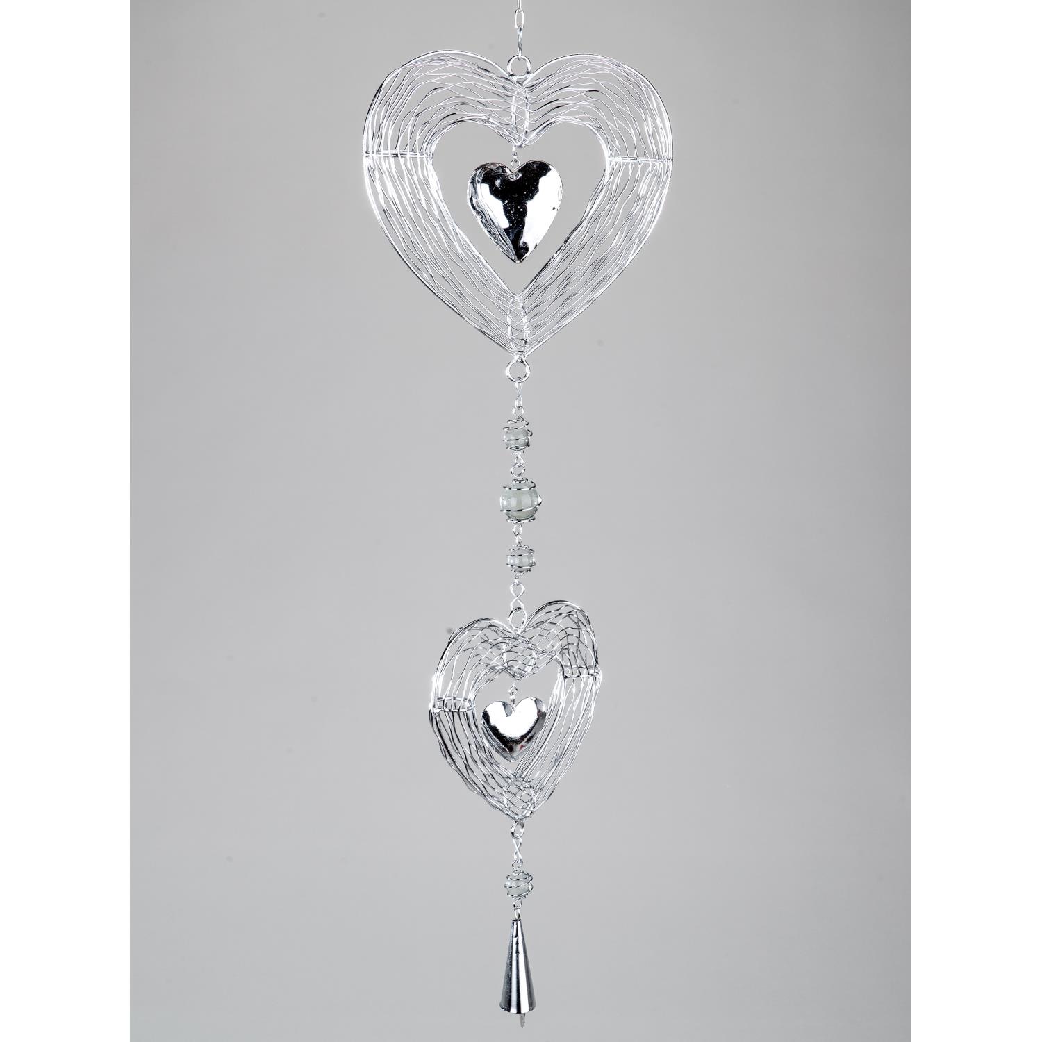 Hängende Dekoration aus zwei Herzen, einem größeren und einem kleineren, aus Draht und glänzendem Material, mit Perlen dazwischen.