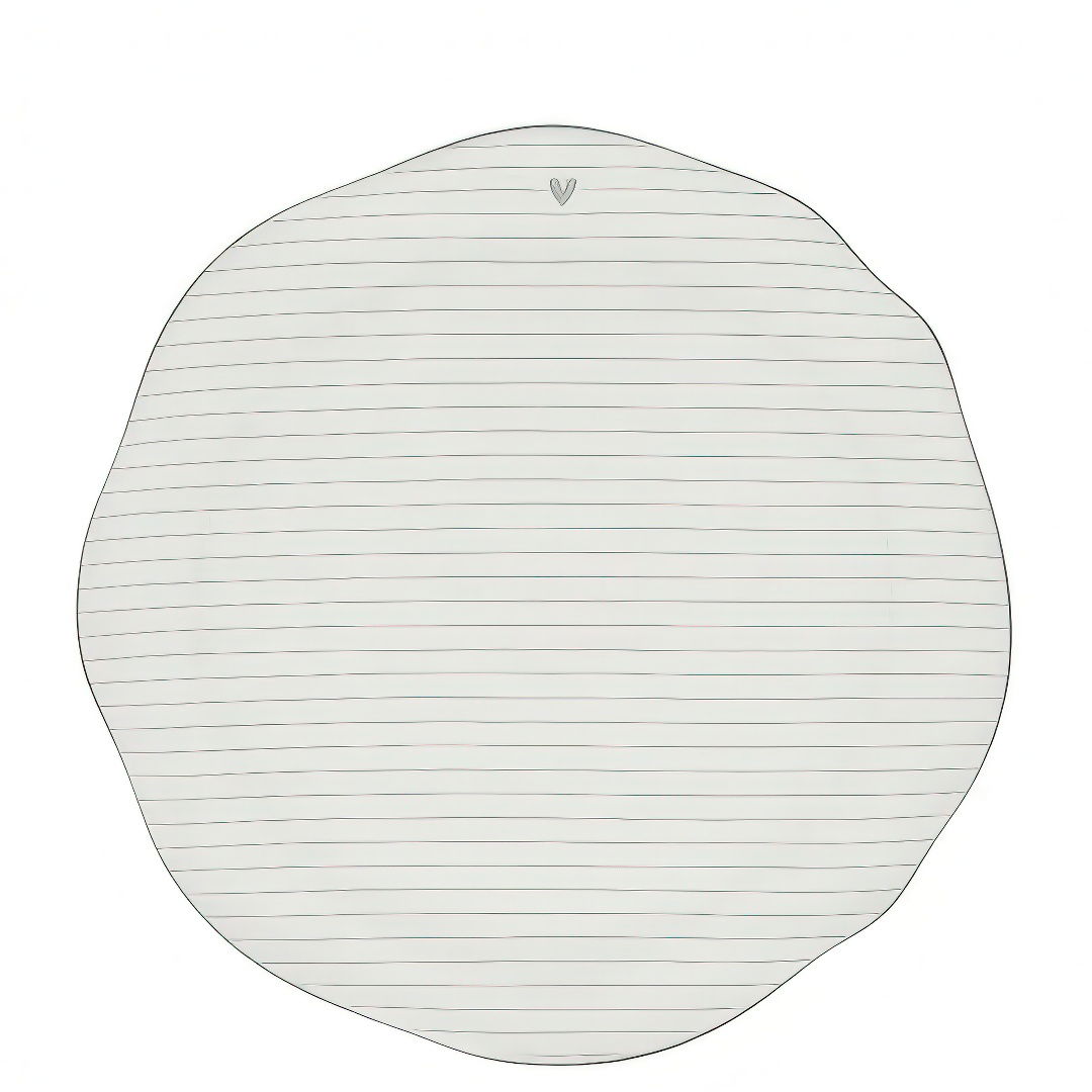 Runder, gestreifter Teppich in hellen Farben mit unregelmäßiger Form und einem kleinen Logo in der oberen Mitte.