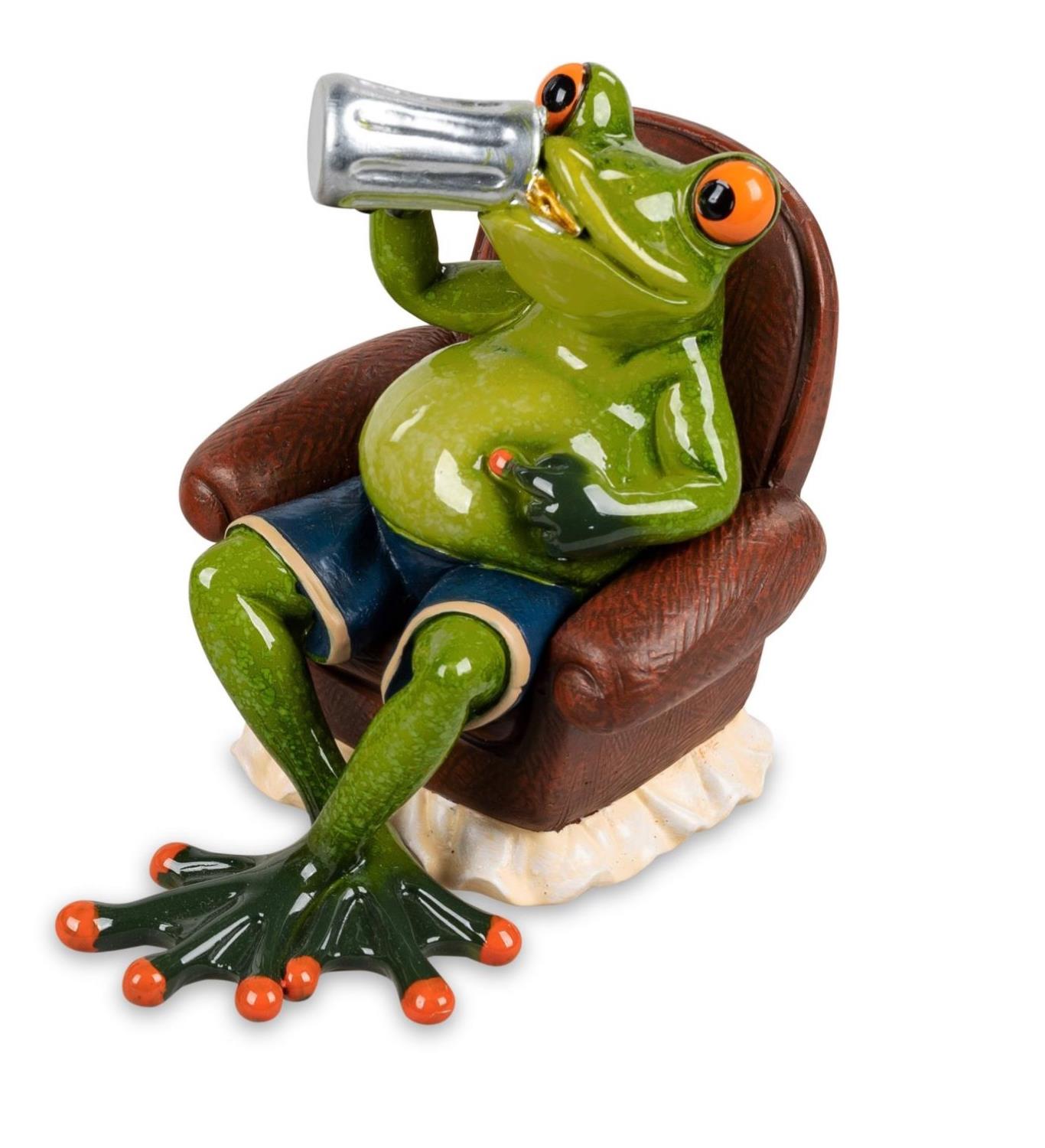 Eine grüne Froschfigur sitzt in einem Sessel und hält ein Getränk in der Hand. Sie trägt eine kurze