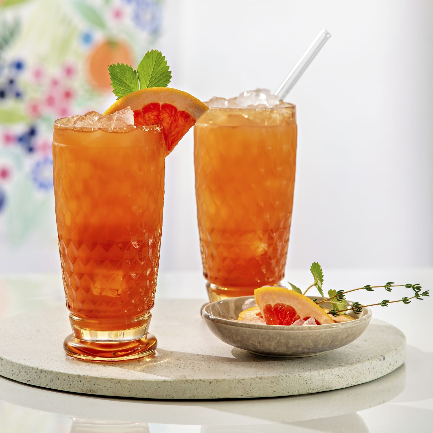 Zwei Gläser mit Getränk und einer Zitronenscheibe auf einem Tisch