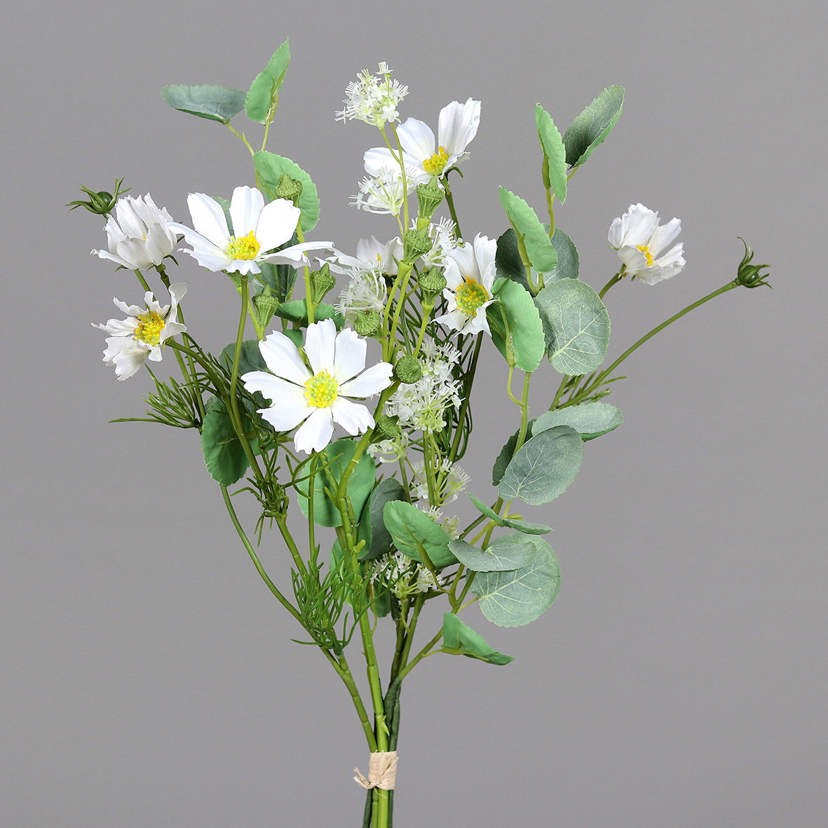 Ein Strauß mit weißen Blumen und grünen Blättern vor einem grauen Hintergrund.