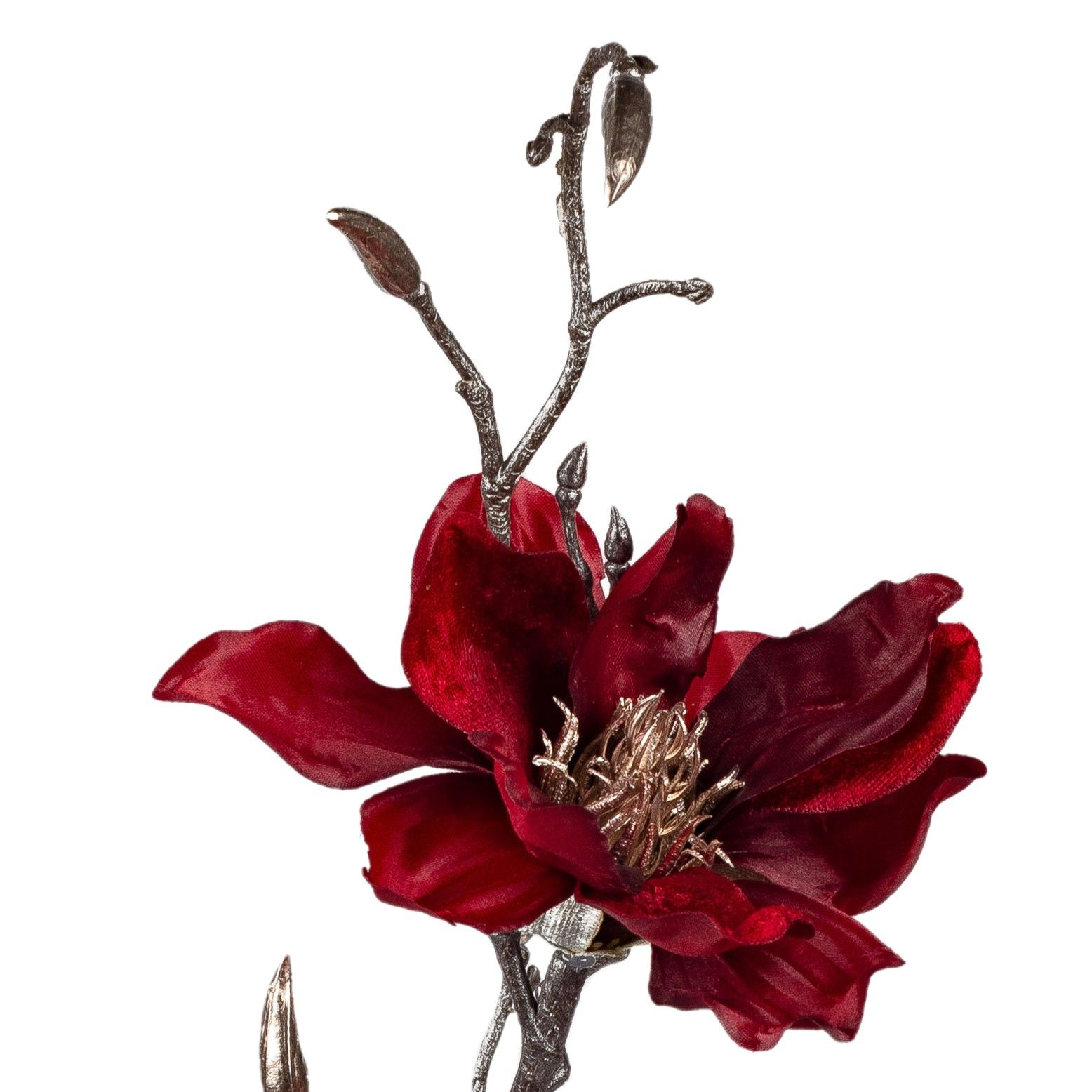 Rote Blüte mit samtigen Blütenblättern und silbernen Zweigen, die filigrane Details aufweisen.