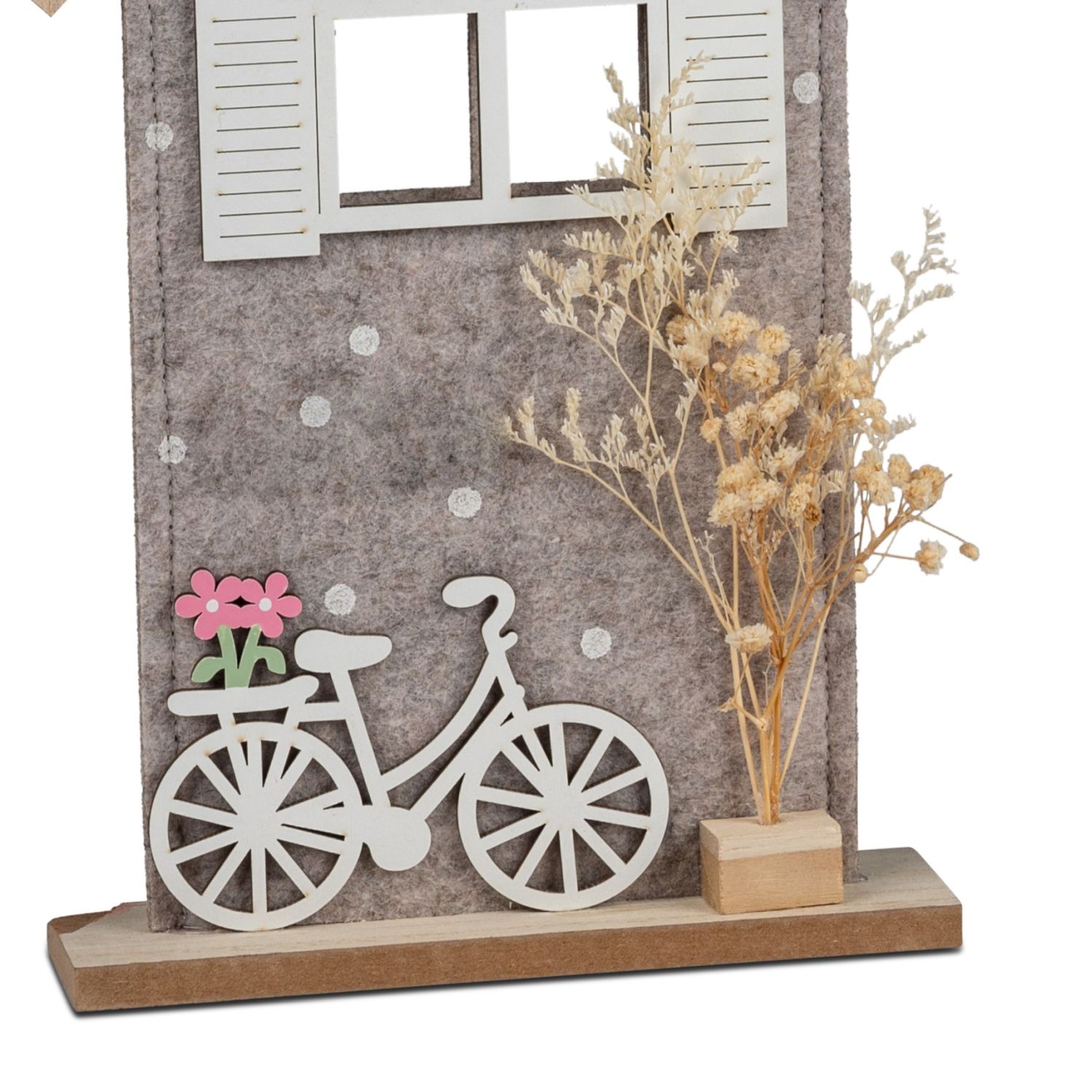 Deko: weißes Fahrrad vor Filzhaus mit Fenster, rosa Blüte und getrockneten Zweigen