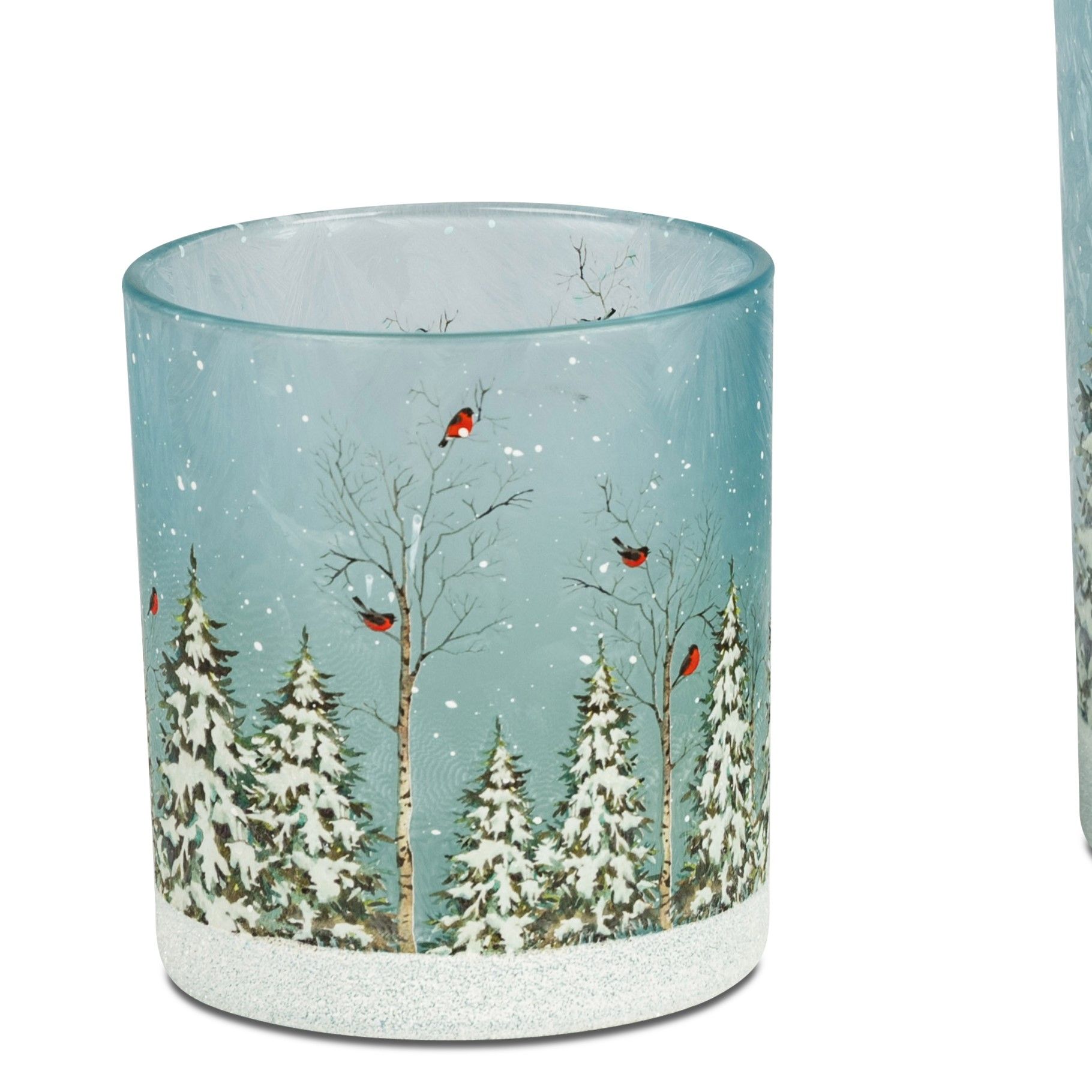 Ein transparenter Becher mit winterlichem Design, zeigt Tannenbäume und Vögel vor einem blauen Hinte